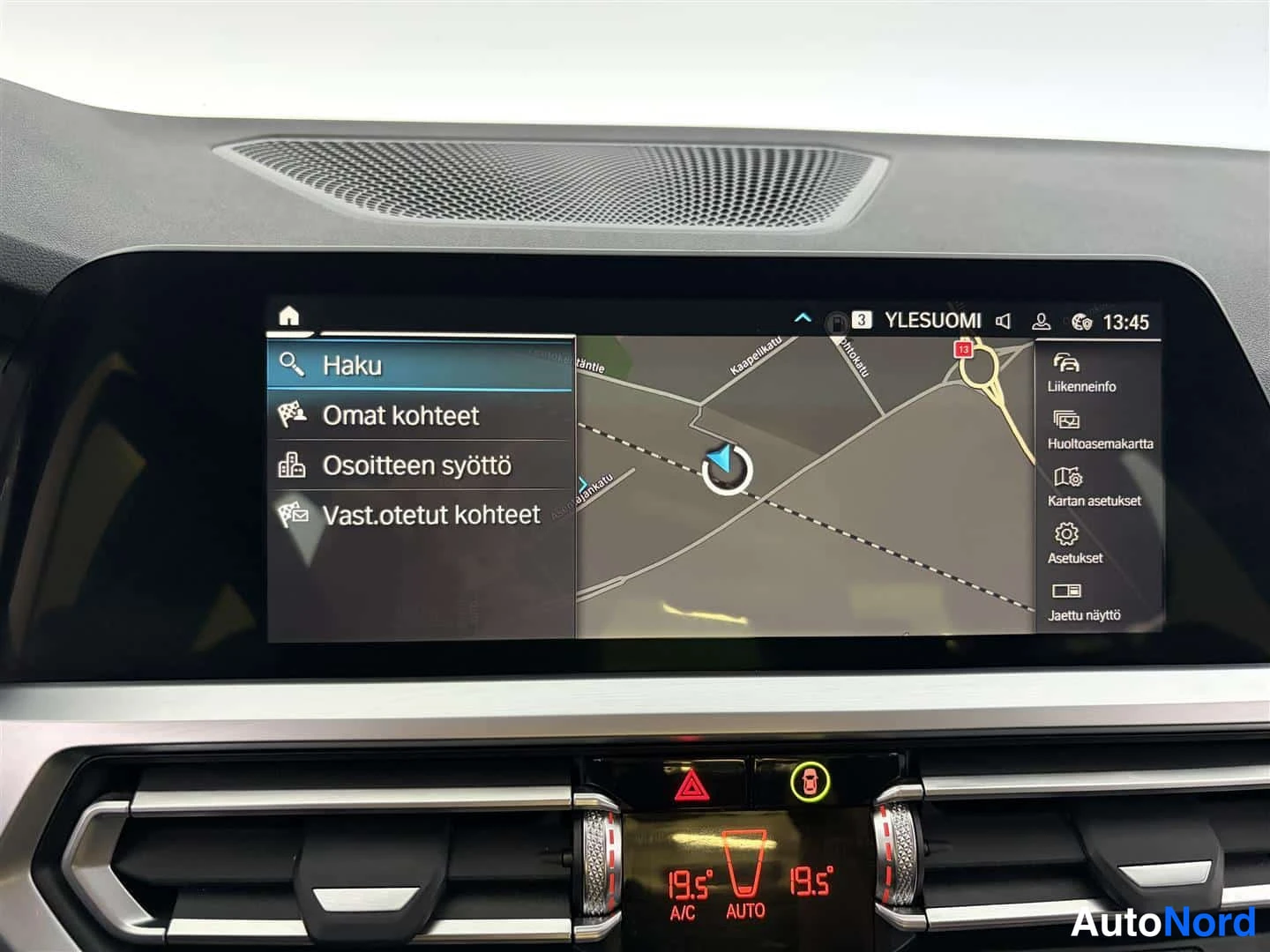 Musta BMW 320 2021, ohjaamo, kuva 16
