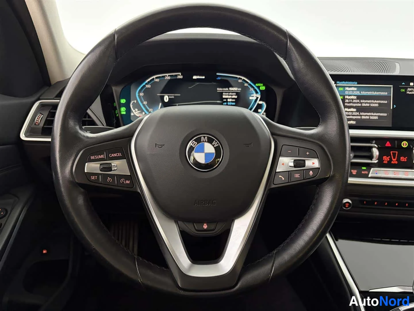 Musta BMW 320 2021, ohjaamo, kuva 17