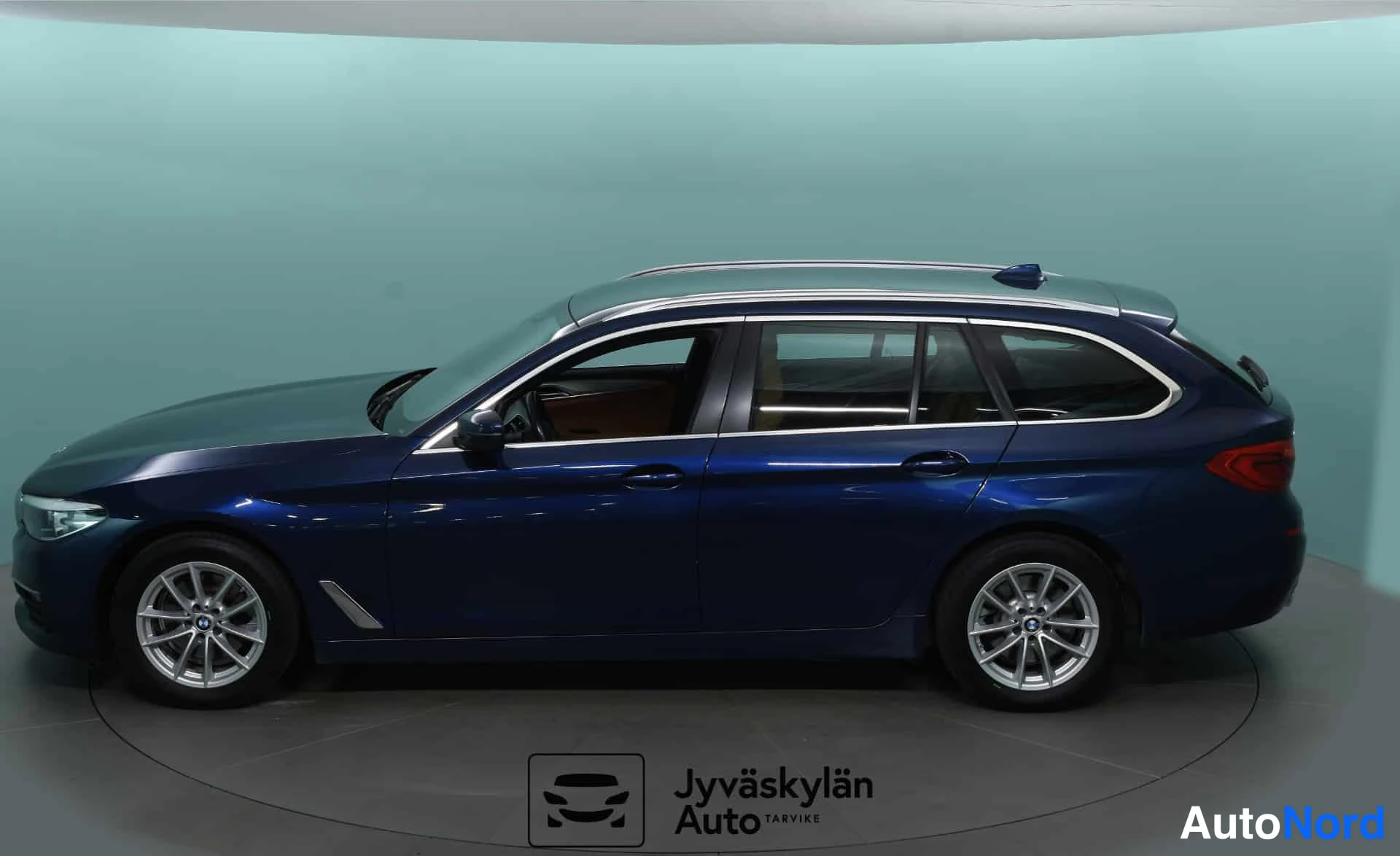 Sininen BMW 520d xDrive 2019, sivulta, kuva 6