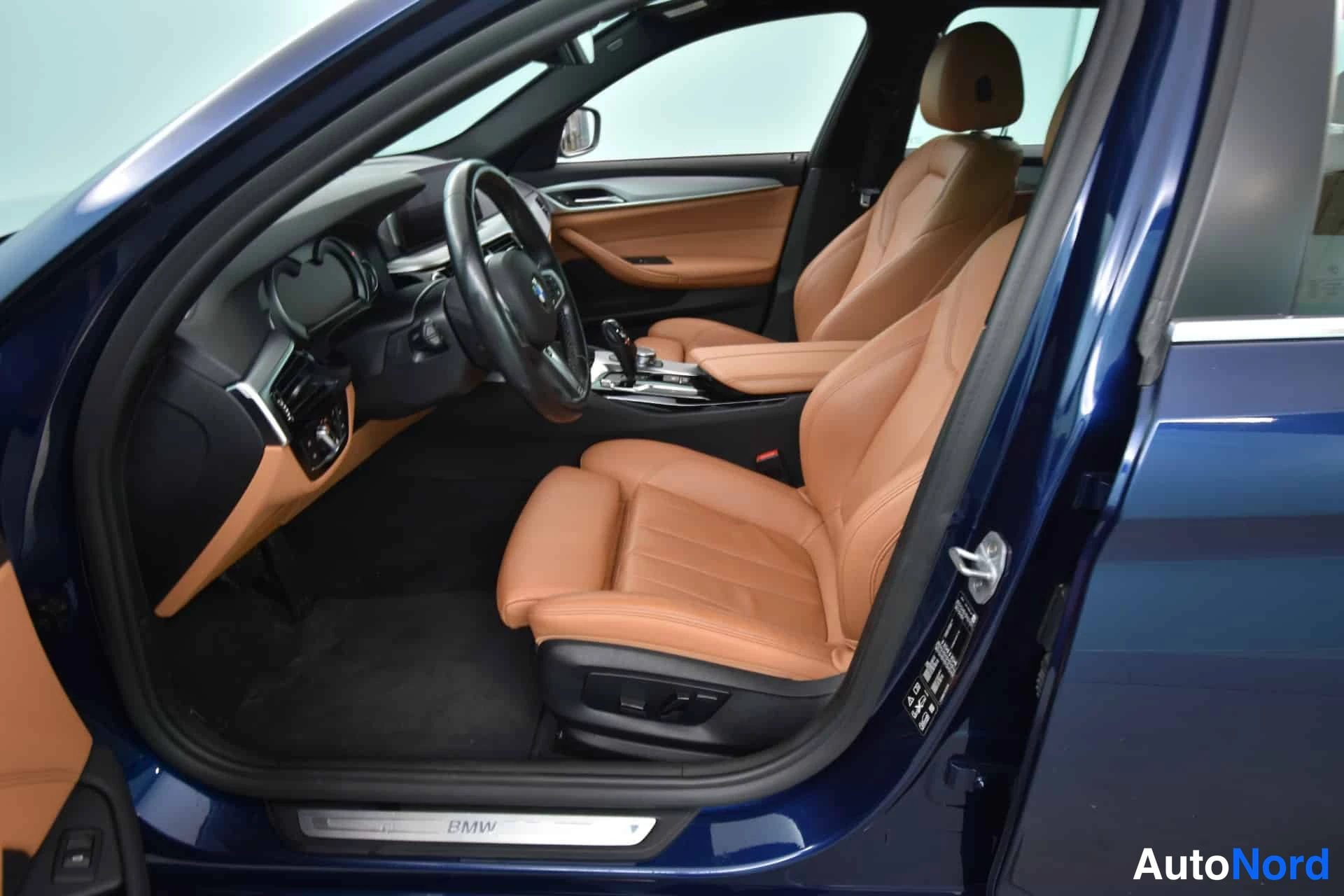 Sininen BMW 520d xDrive 2019, ohjaamo, kuva 13