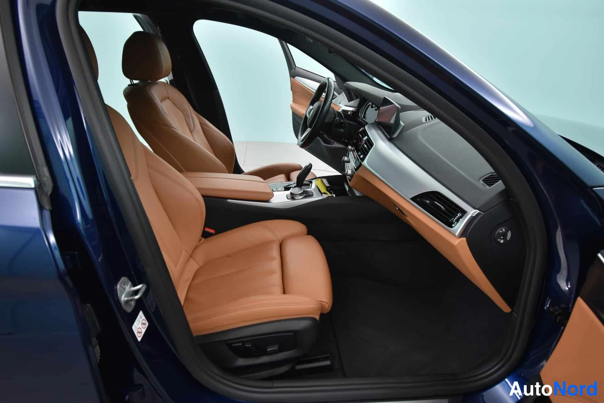 Sininen BMW 520d xDrive 2019, ohjaamo, kuva 14