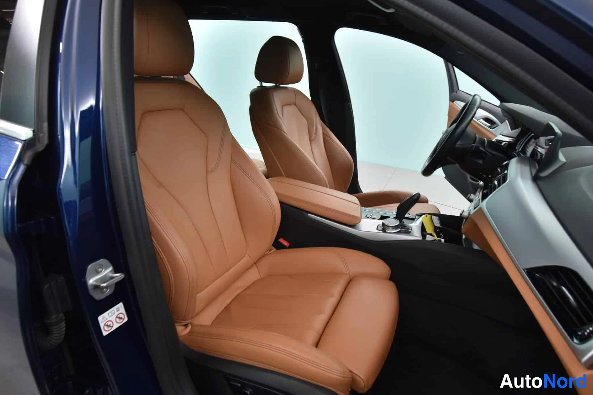 Sininen BMW 520d xDrive 2019, etuistuimet, kuva 17