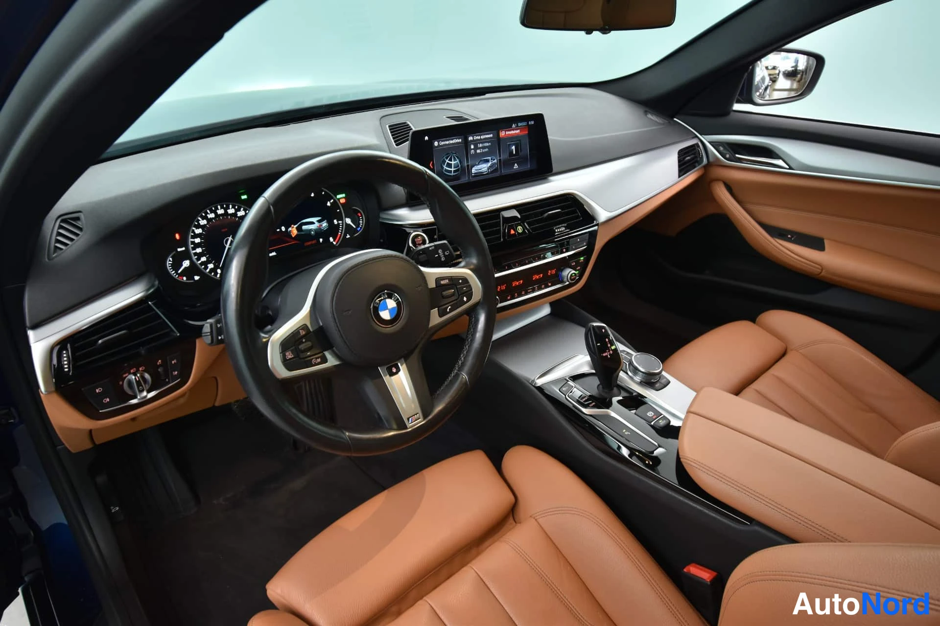 Sininen BMW 520d xDrive 2019, ohjaamo, kuva 15