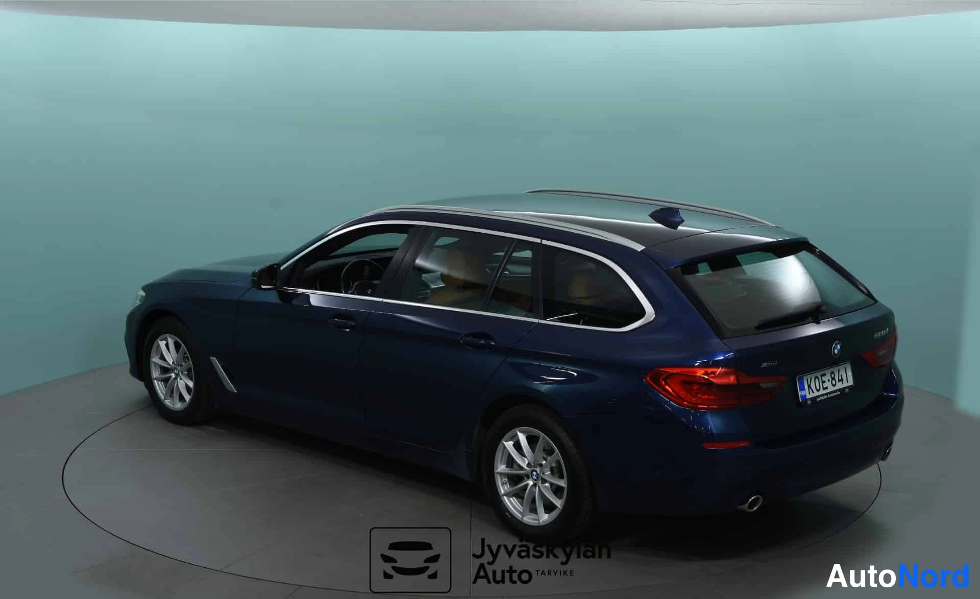Sininen BMW 520d xDrive 2019, takaviisto, kuva 8