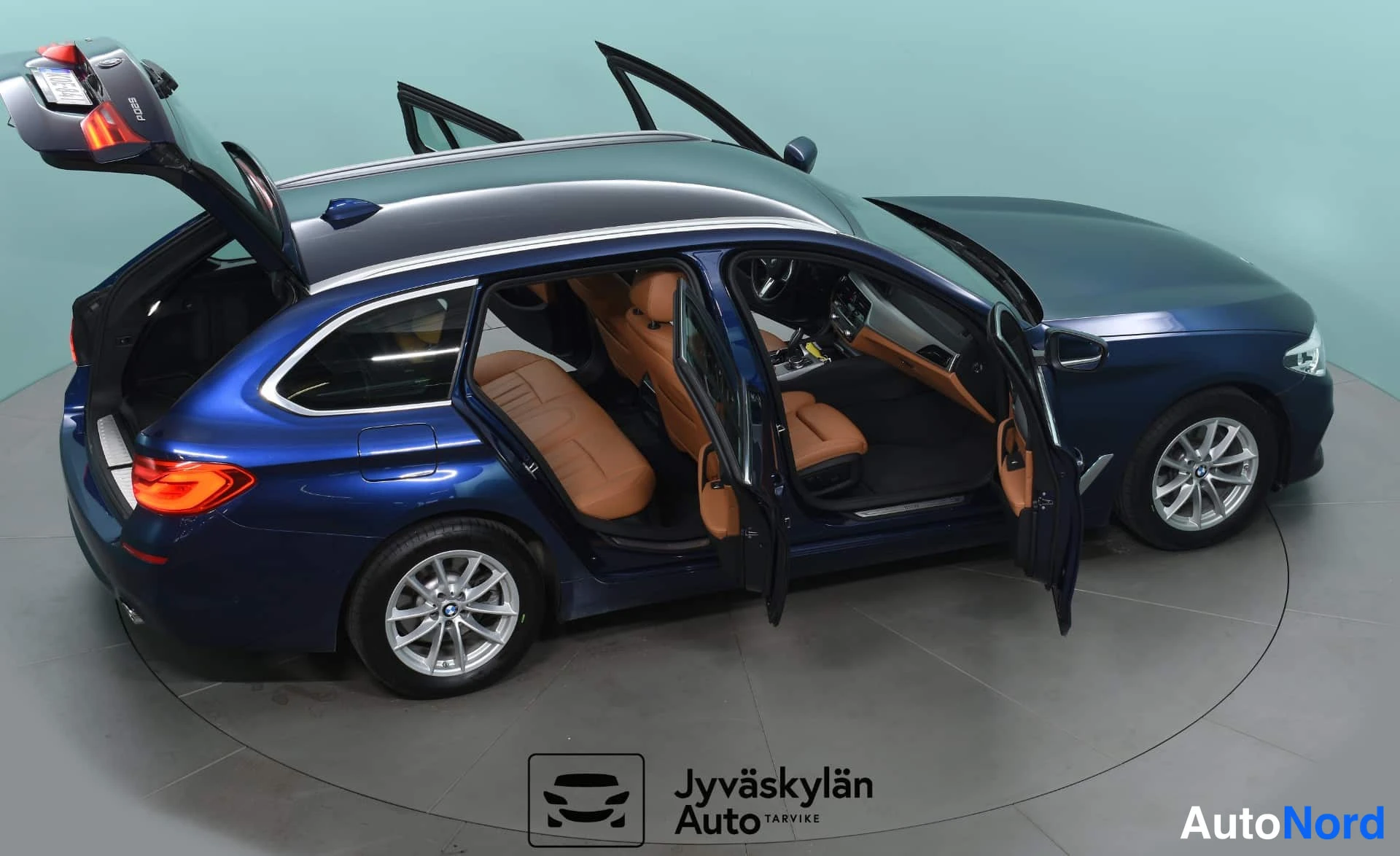 Sininen BMW 520d xDrive 2019, takaviisto, kuva 10