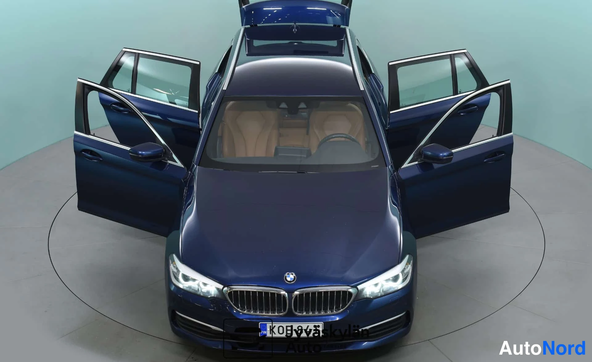 Sininen BMW 520d xDrive 2019, edestä, kuva 5