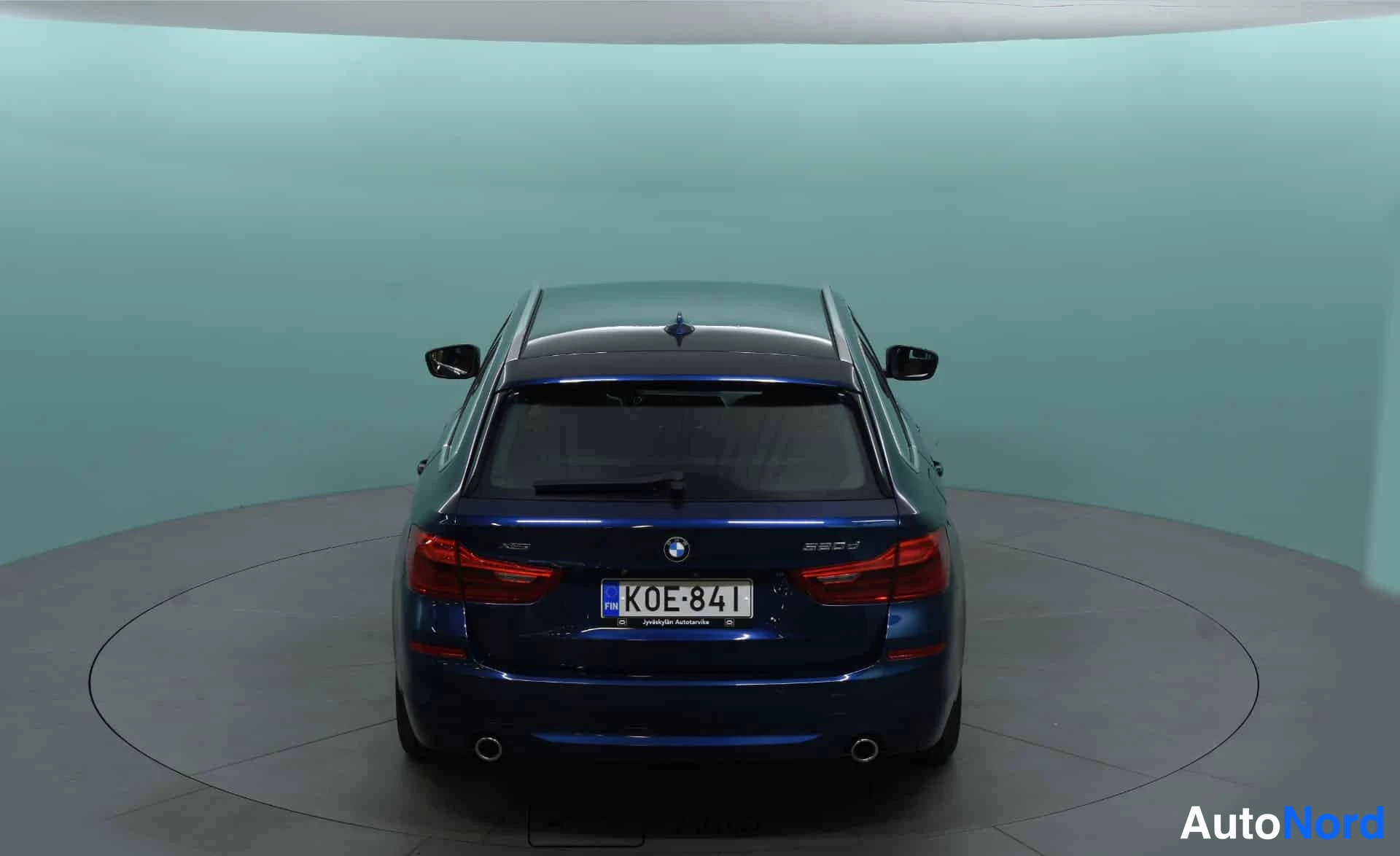 Sininen BMW 520d xDrive 2019, takaa, kuva 12