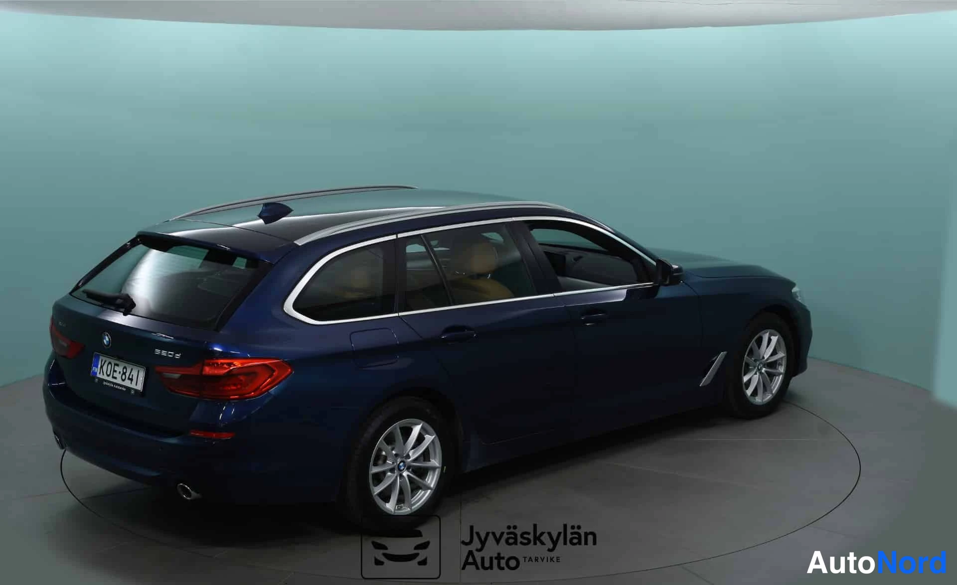 Sininen BMW 520d xDrive 2019, takaviisto, kuva 7