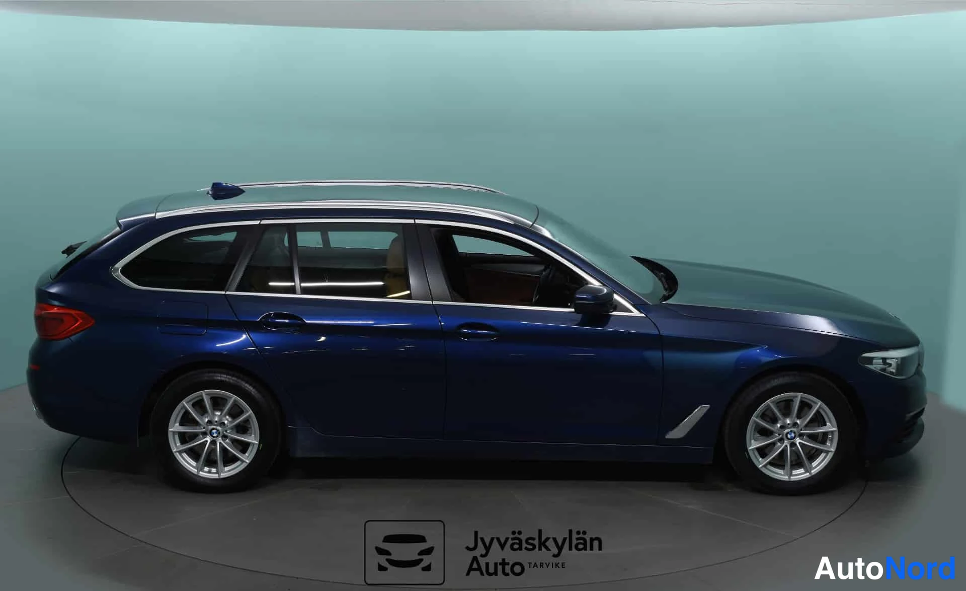Sininen BMW 520d xDrive 2019, etuviisto, keula oikealle, kuva 2