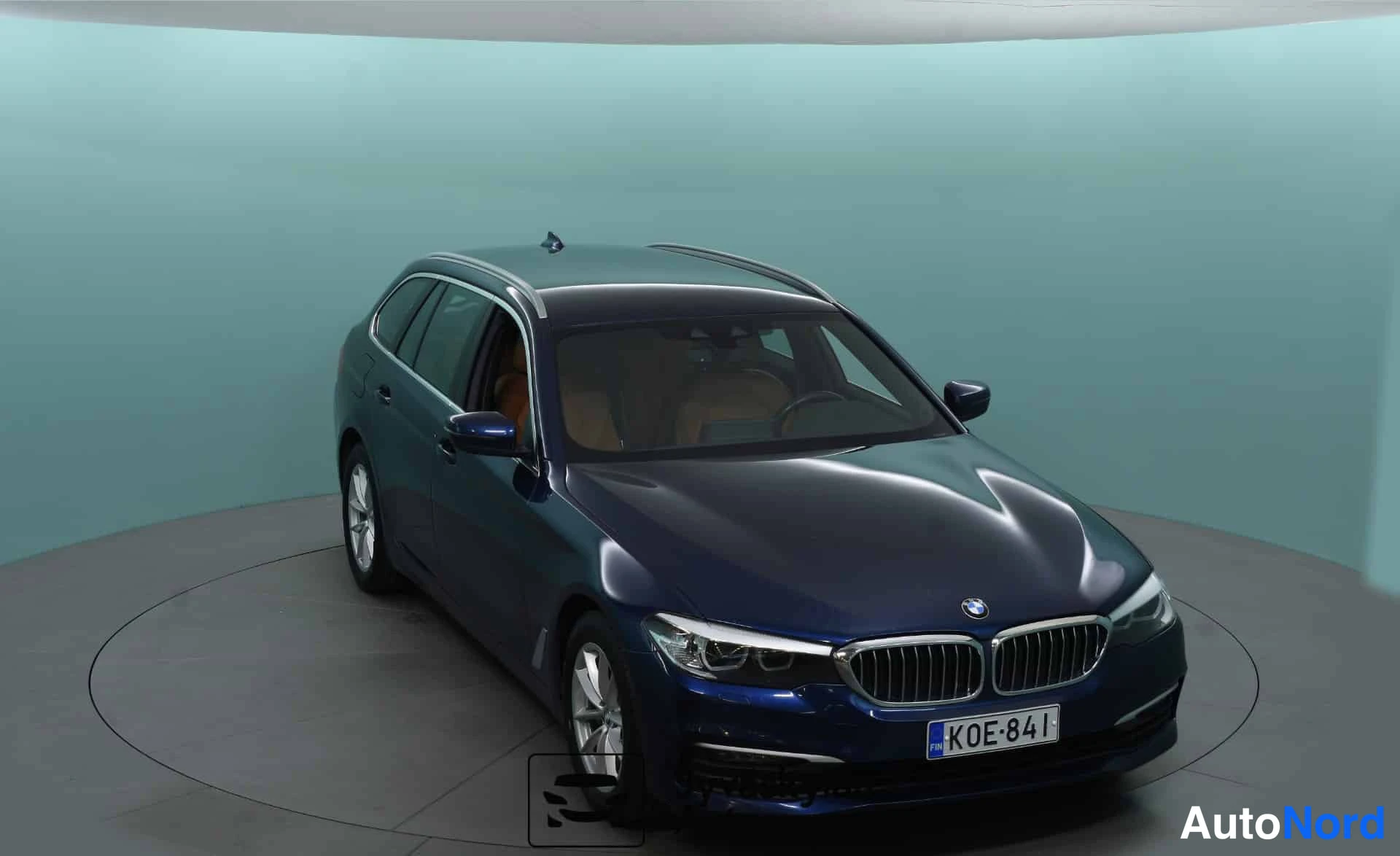 Sininen BMW 520d xDrive 2019, etuviisto, keula oikealle, kuva 3