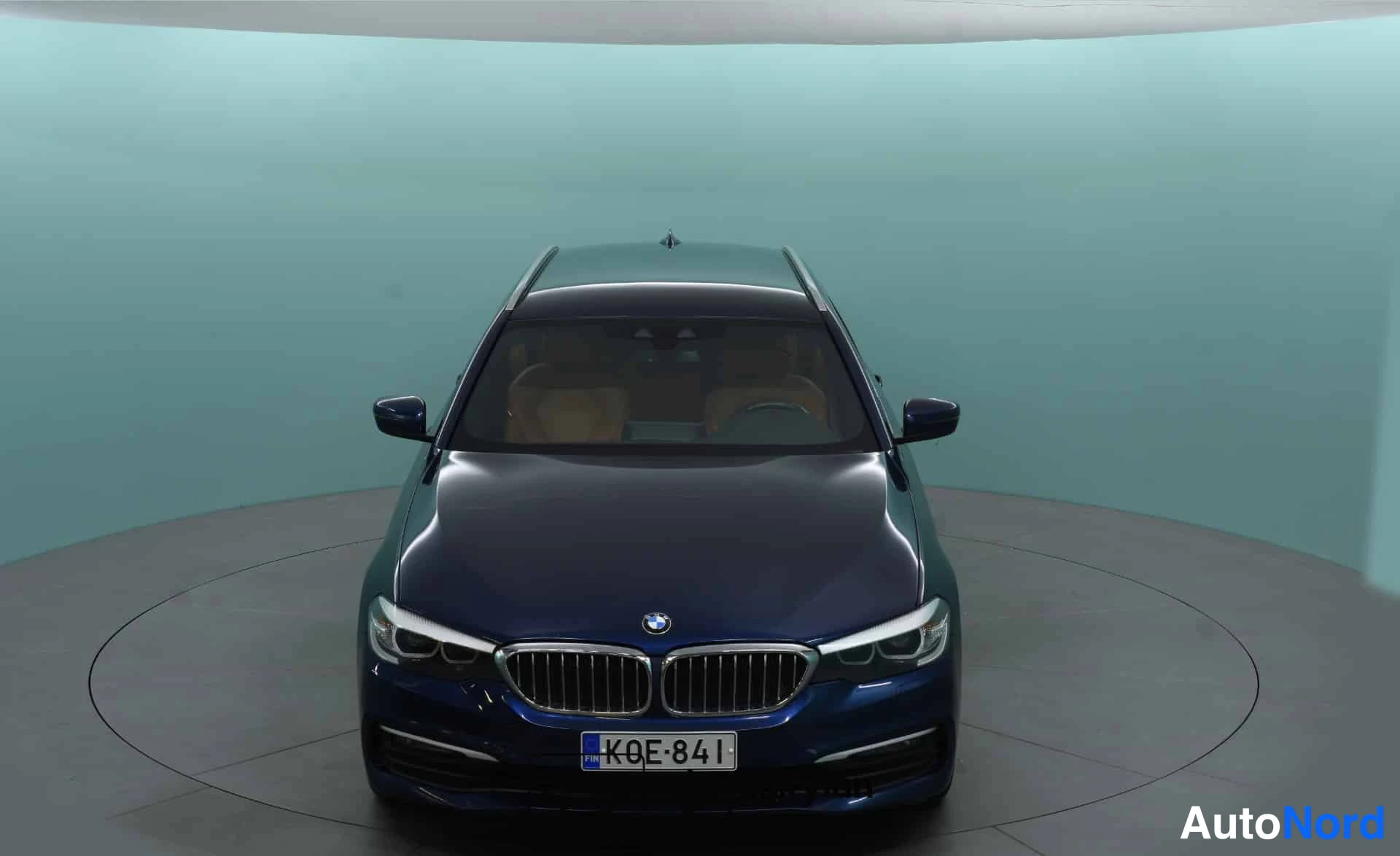 Sininen BMW 520d xDrive 2019, edestä, kuva 4