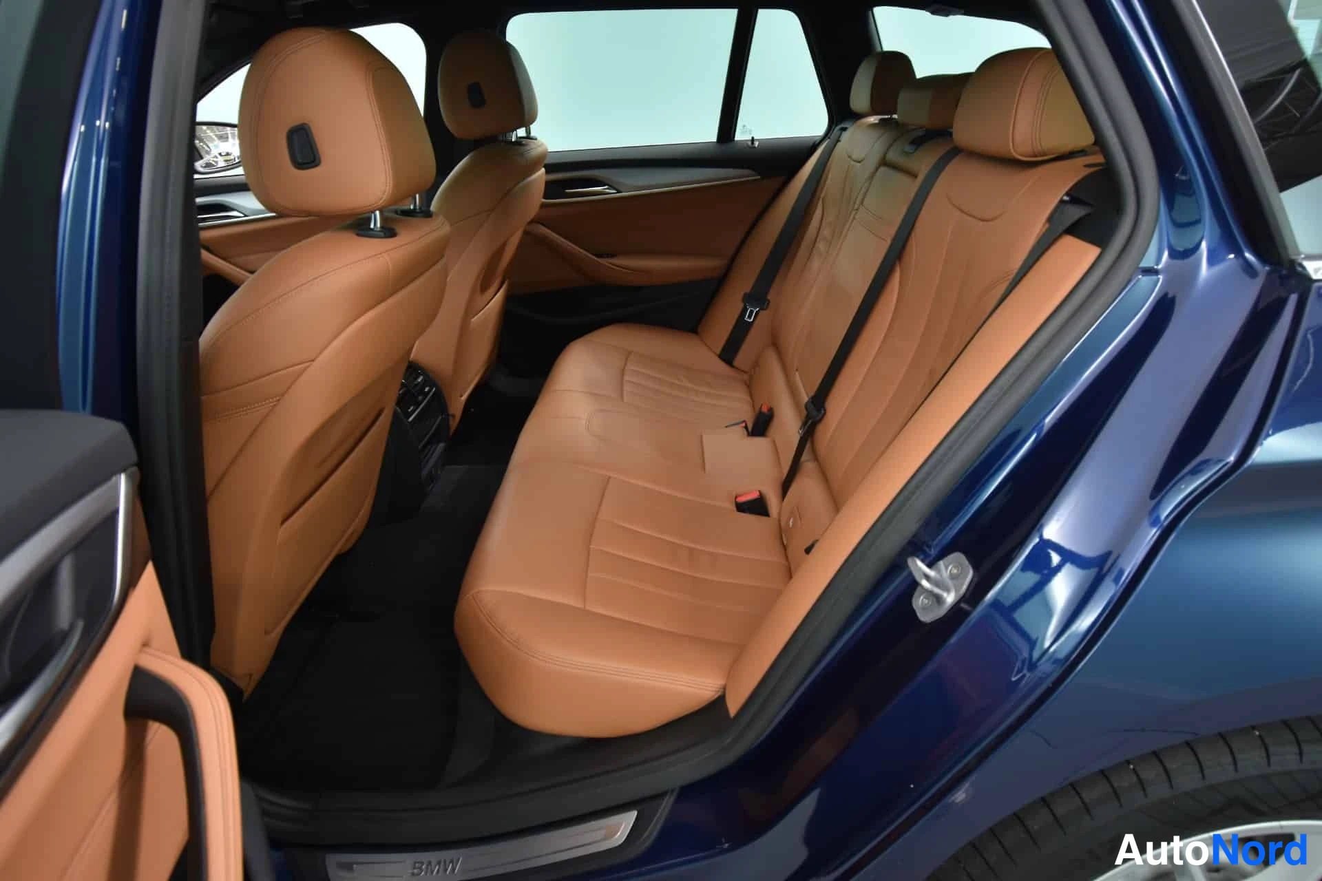 Sininen BMW 520d xDrive 2019, takaistuimet, kuva 18