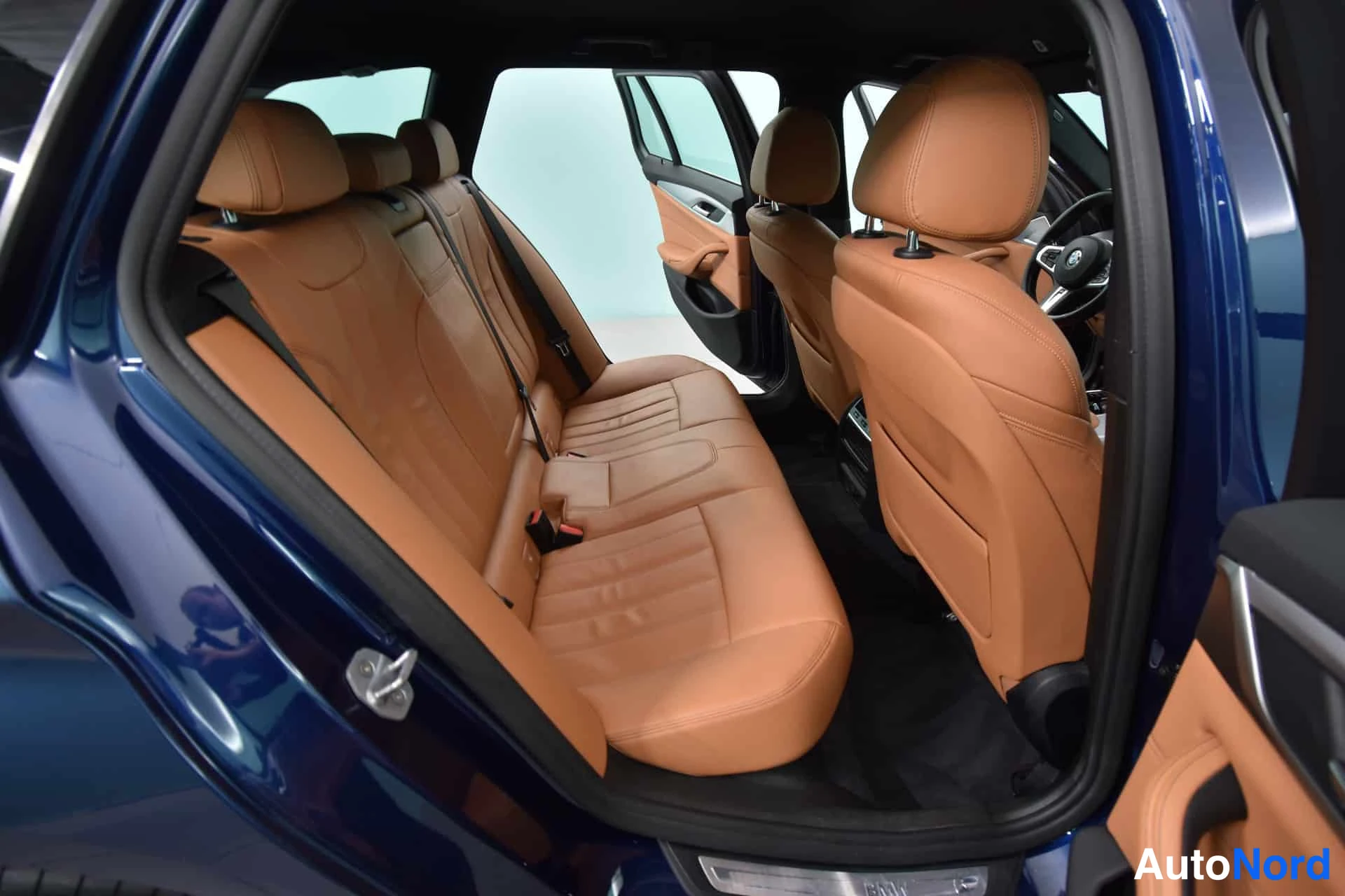 Sininen BMW 520d xDrive 2019, takaistuimet, kuva 19
