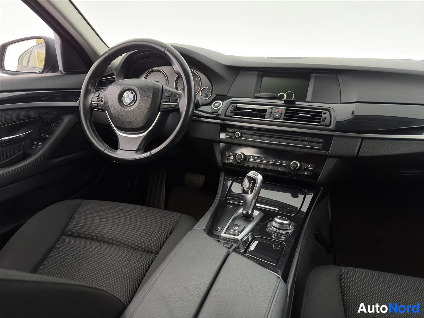 Ruskea BMW 520d 2010, ohjaamo, kuva 18