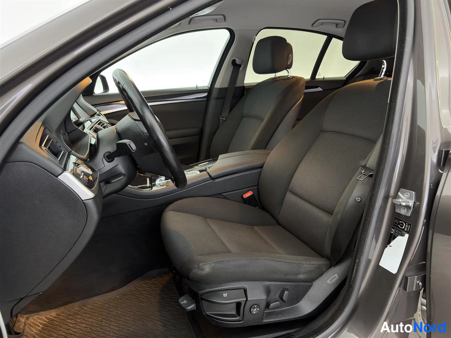 Ruskea BMW 520d 2010, etuistuimet, kuva 19