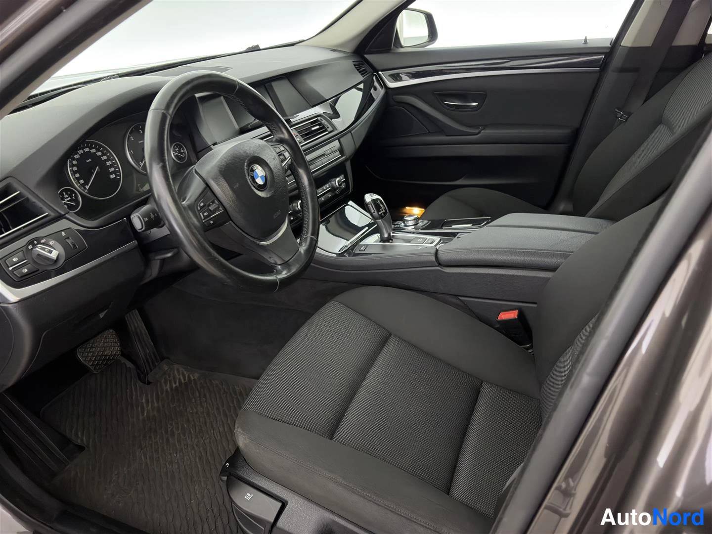 Ruskea BMW 520d 2010, ohjaamo, kuva 14