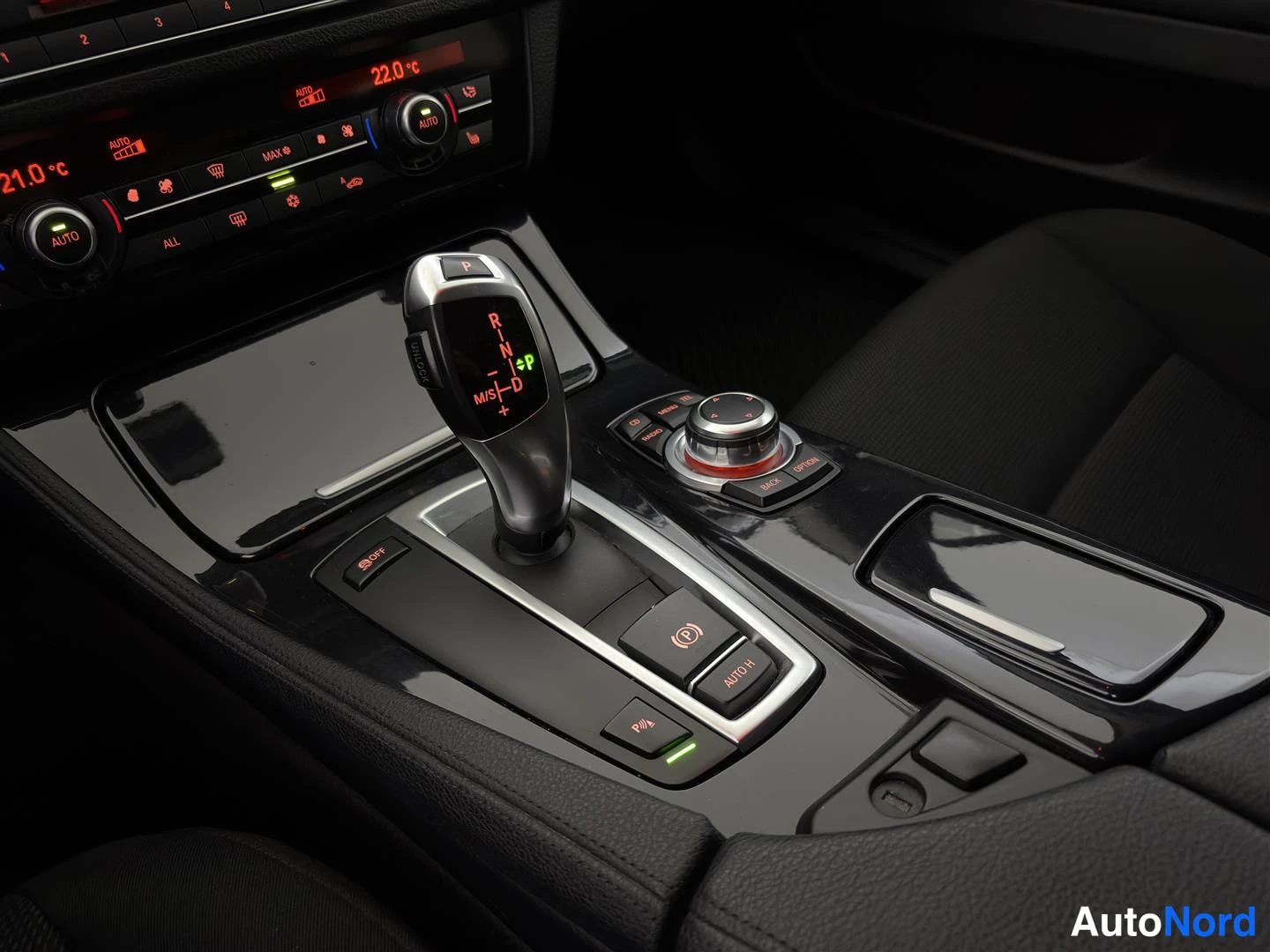 Ruskea BMW 520d 2010, ohjaamo, kuva 15