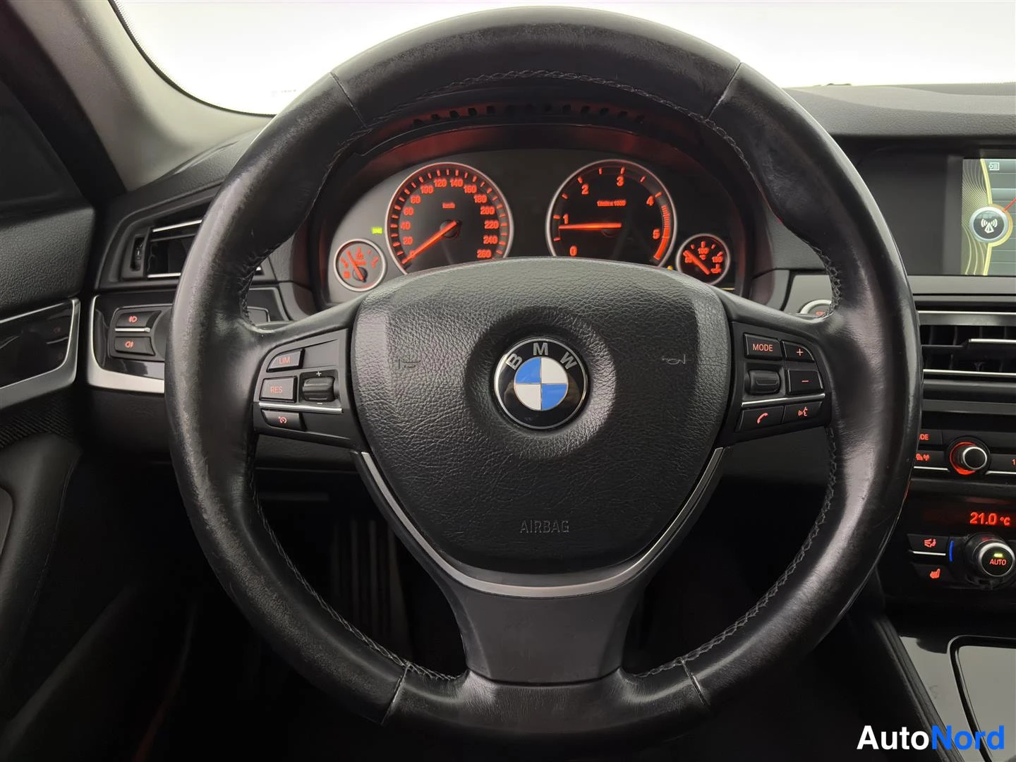 Ruskea BMW 520d 2010, ohjaamo, kuva 16