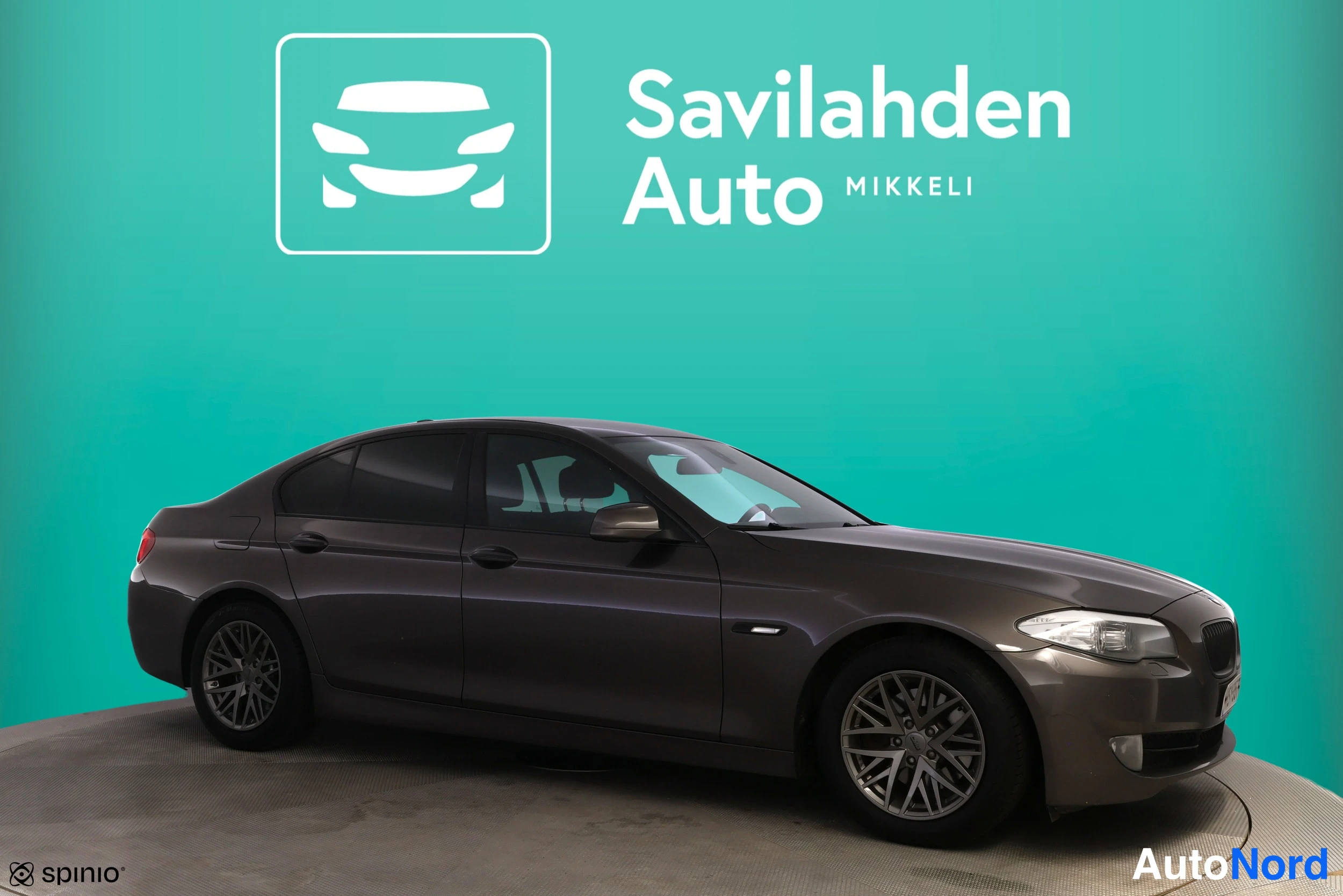 Ruskea BMW 520d 2010, etuviisto, keula oikealle, kuva 4