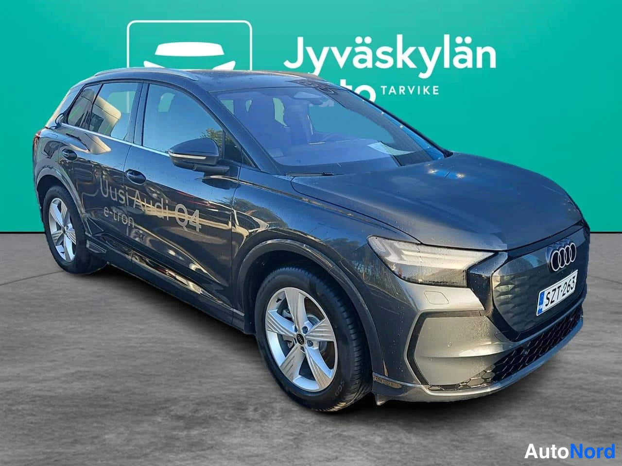 Harmaa Audi Q4 e-tron 2026, etuviisto, keula oikealle, kuva 2