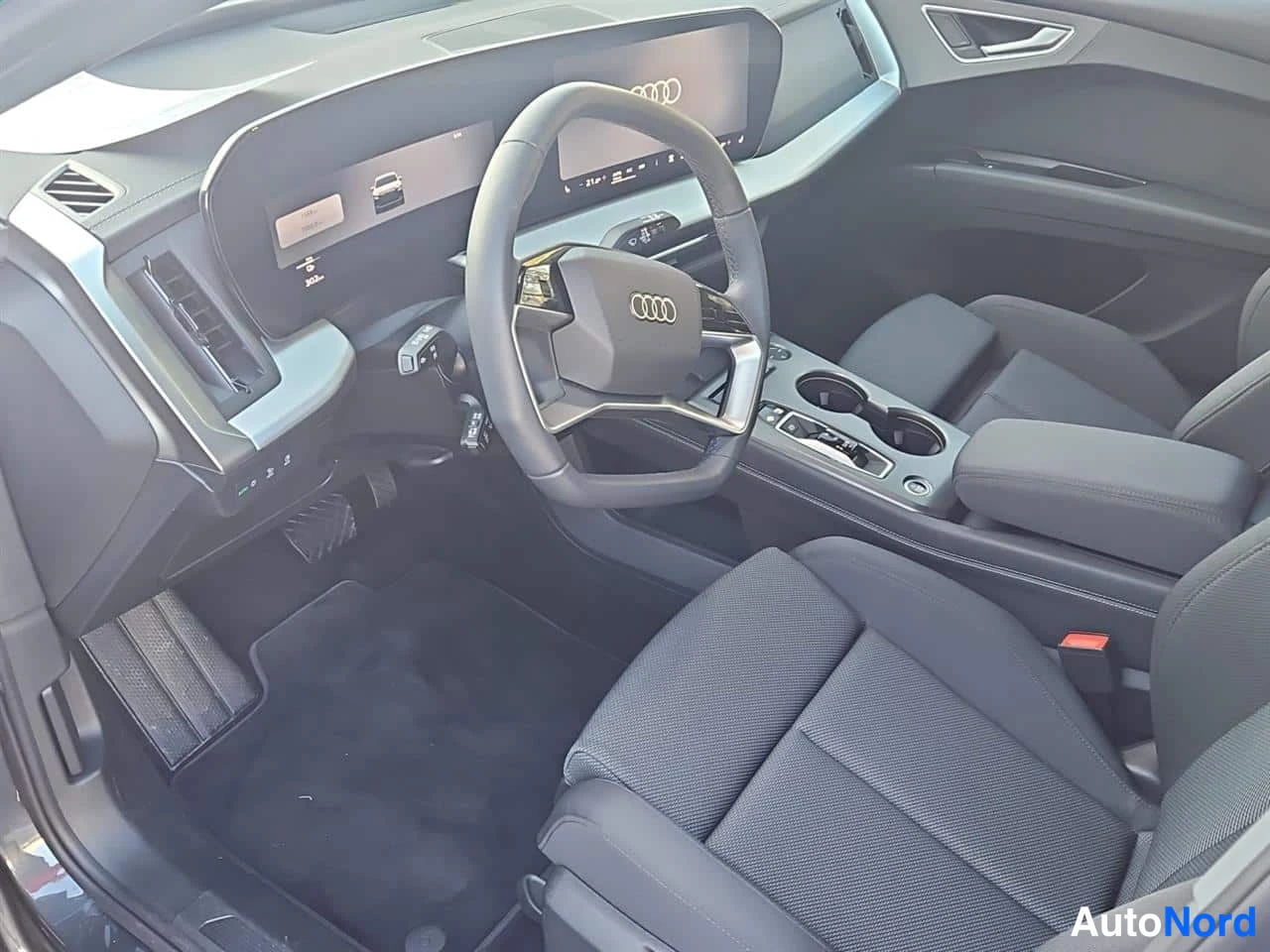 Harmaa Audi Q4 e-tron 2026, ohjaamo, kuva 6