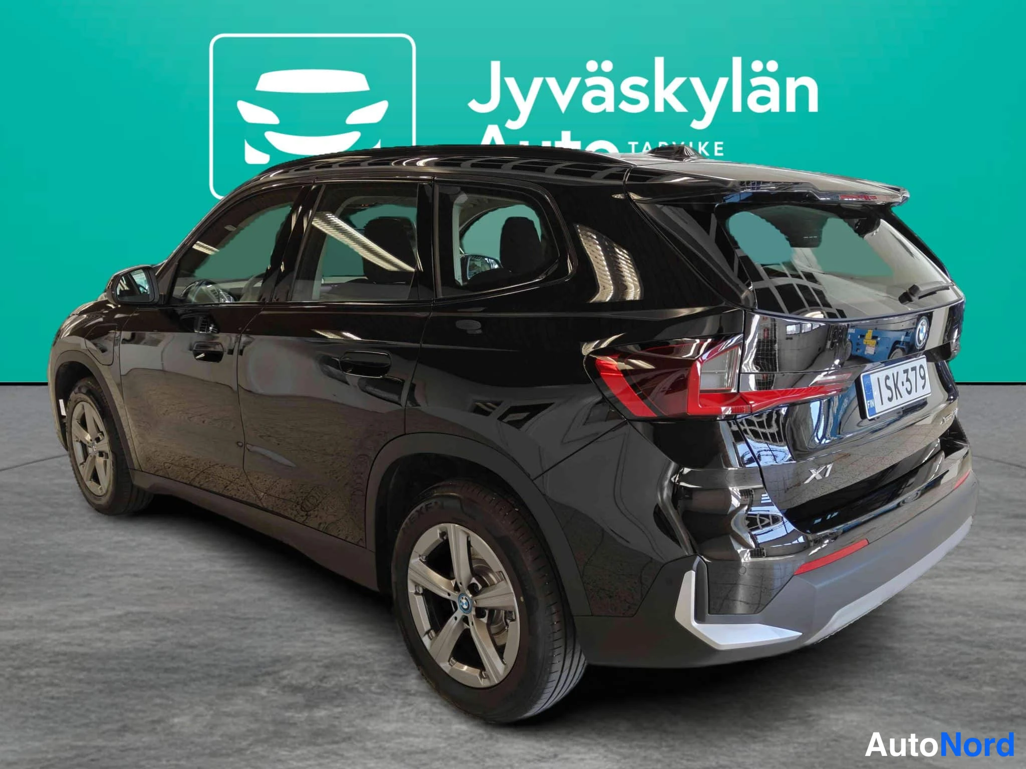 Musta BMW X1 2026, takaviisto, kuva 11