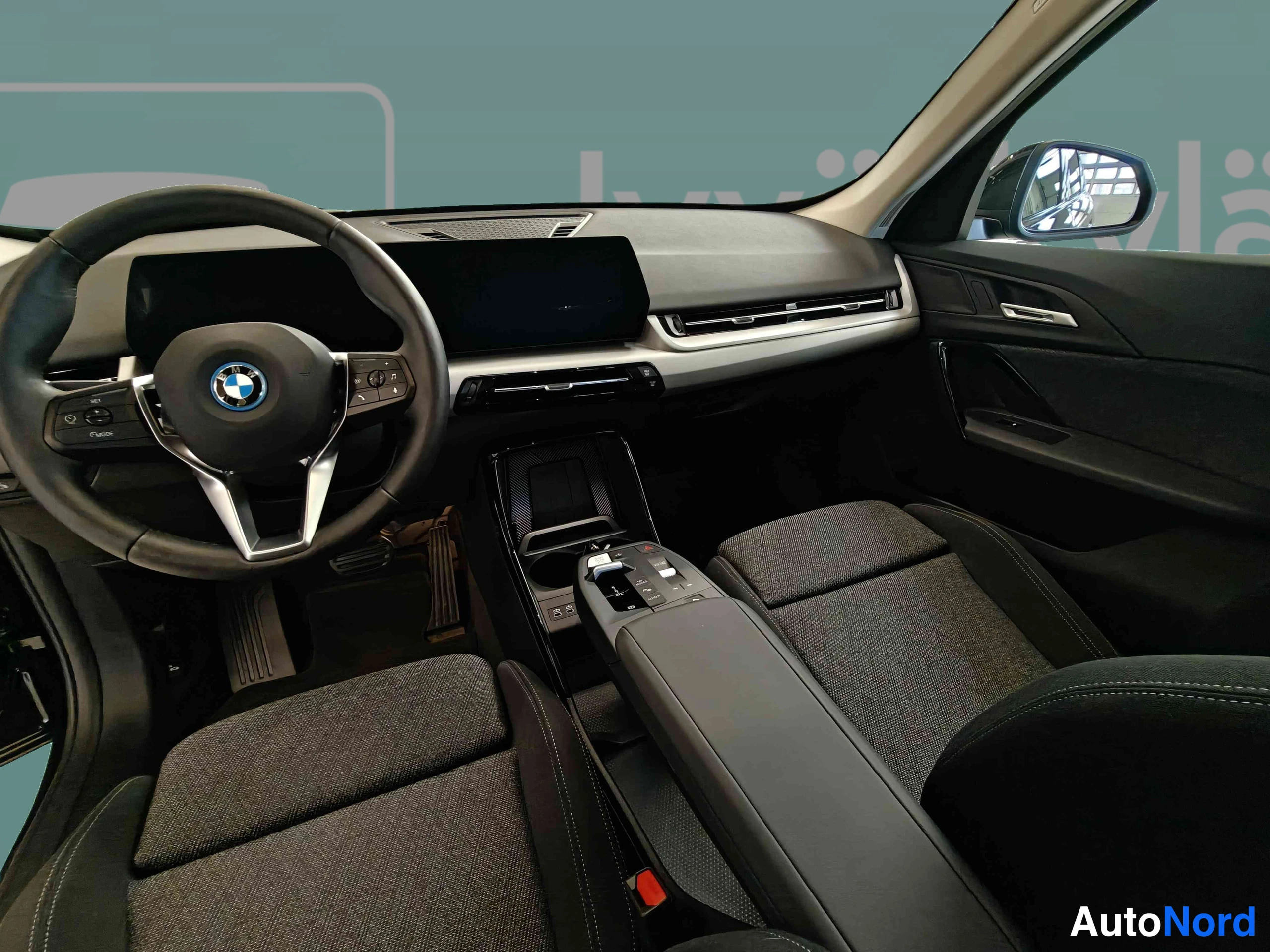 Musta BMW X1 2026, ohjaamo, kuva 22