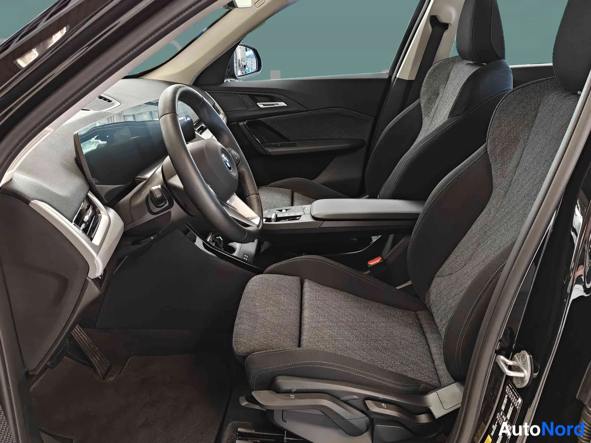 Musta BMW X1 2026, ohjaamo, kuva 15