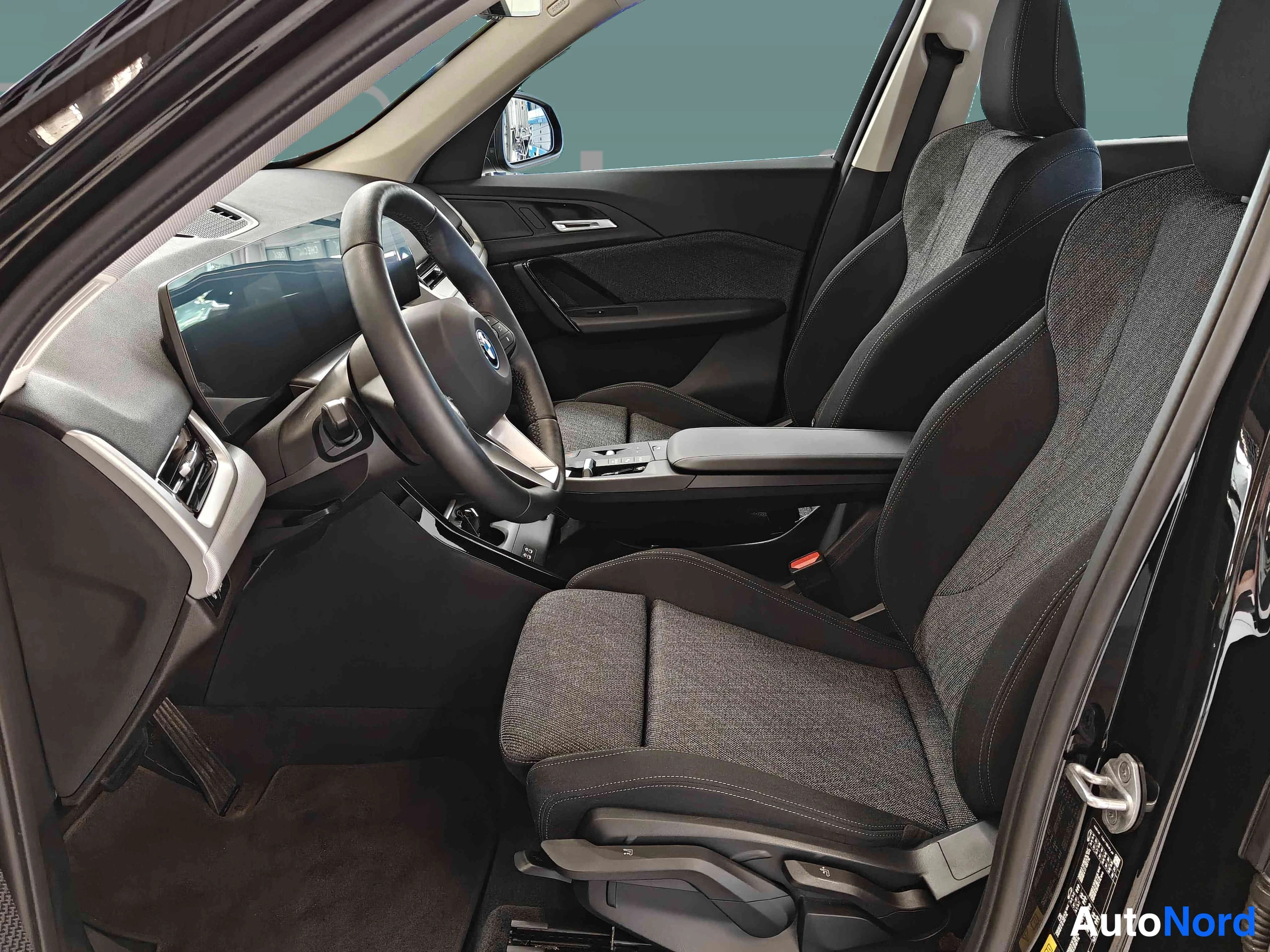 Musta BMW X1 2026, ohjaamo, kuva 16