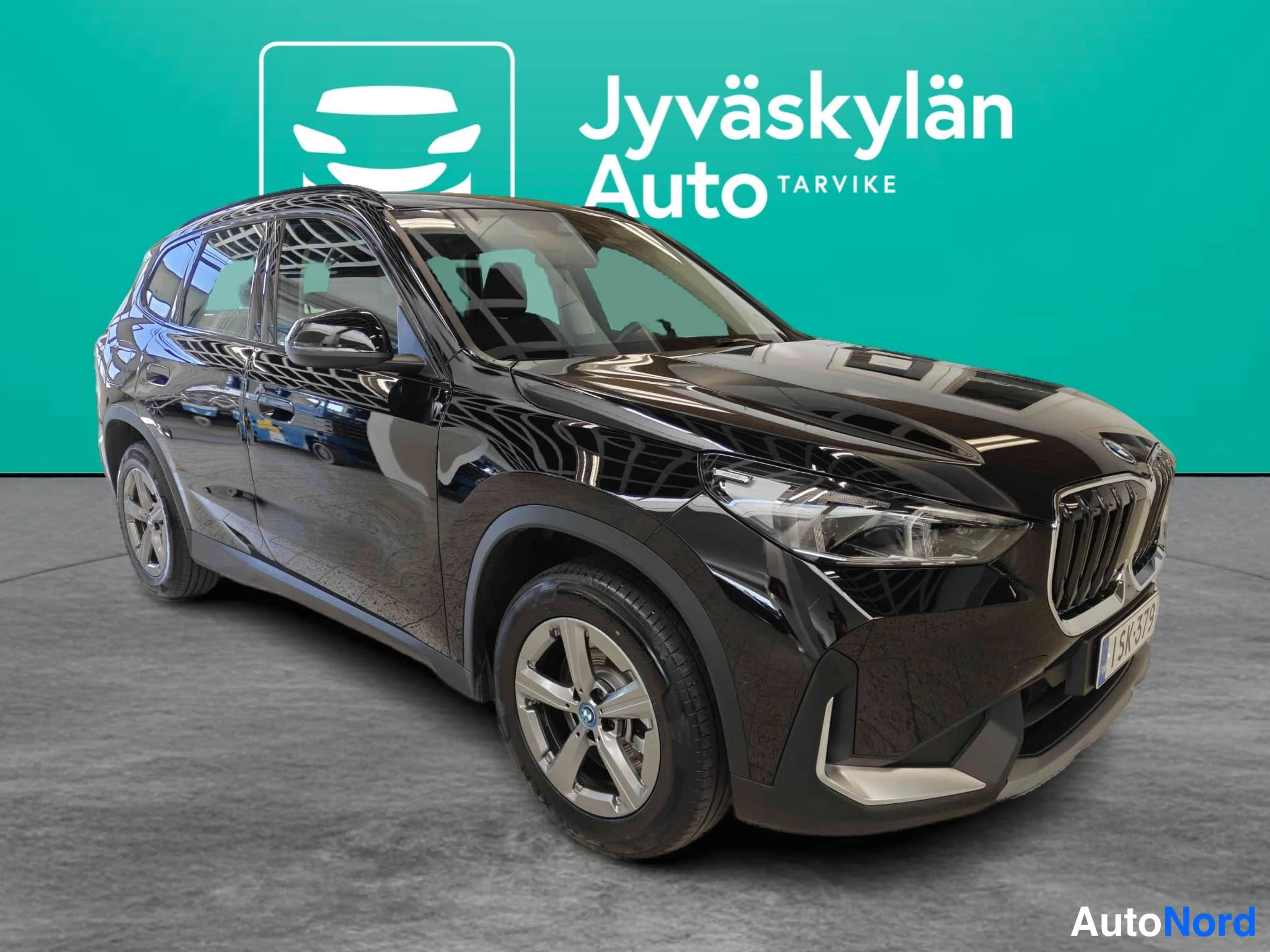 Musta BMW X1 2026, etuviisto, keula oikealle, kuva 3