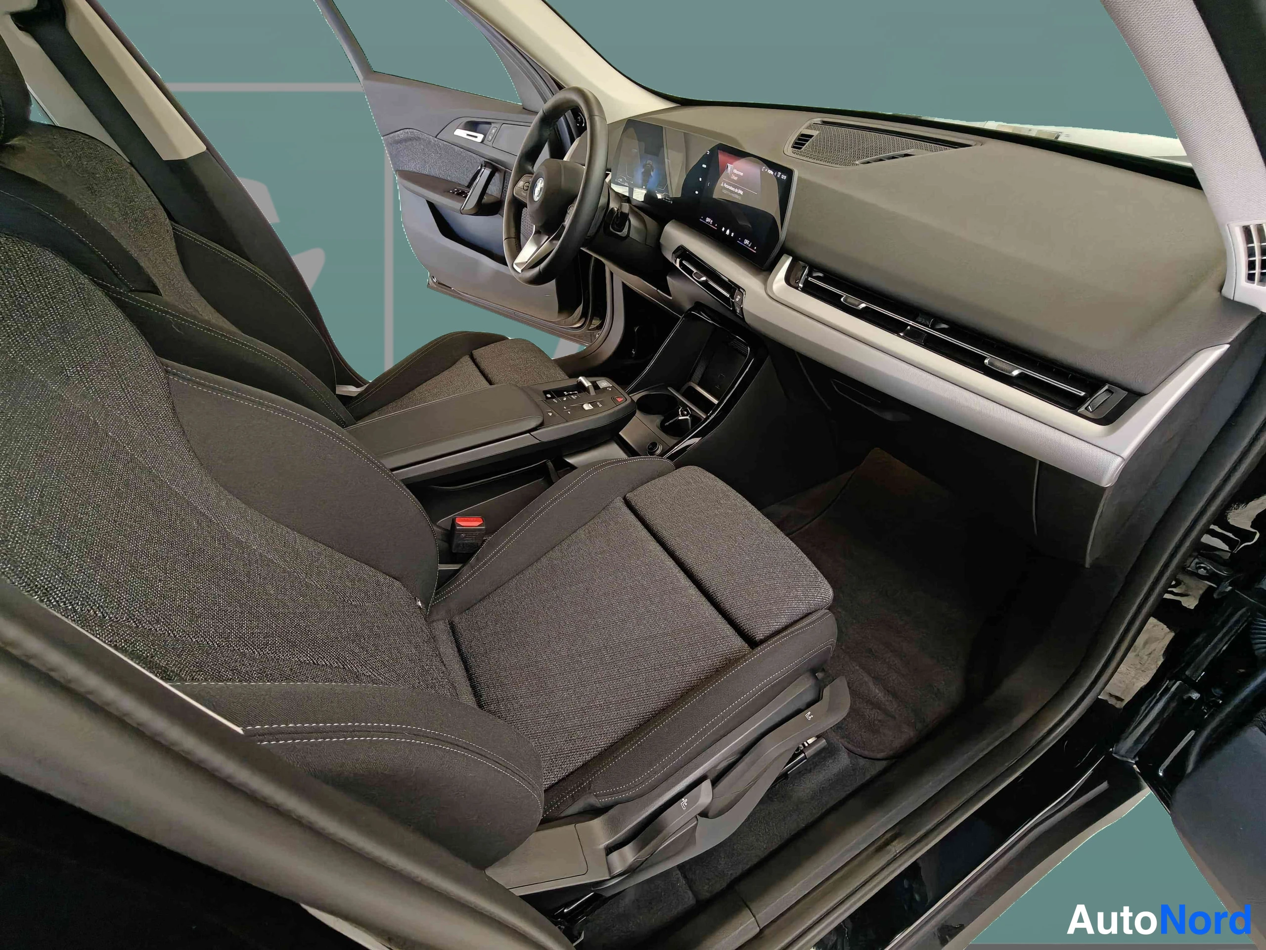 Musta BMW X1 2026, ohjaamo, kuva 24