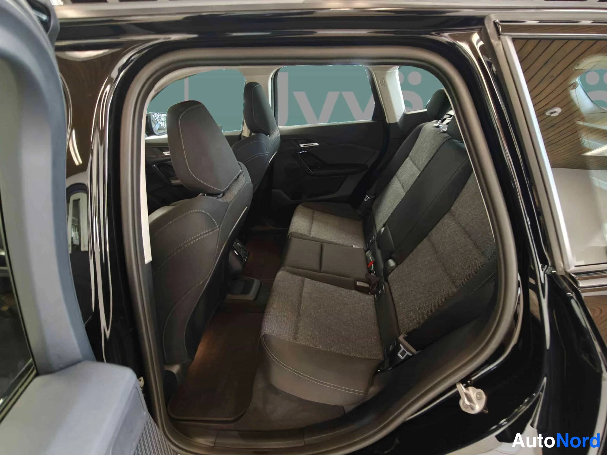 Musta BMW X1 2026, takaistuimet, kuva 25