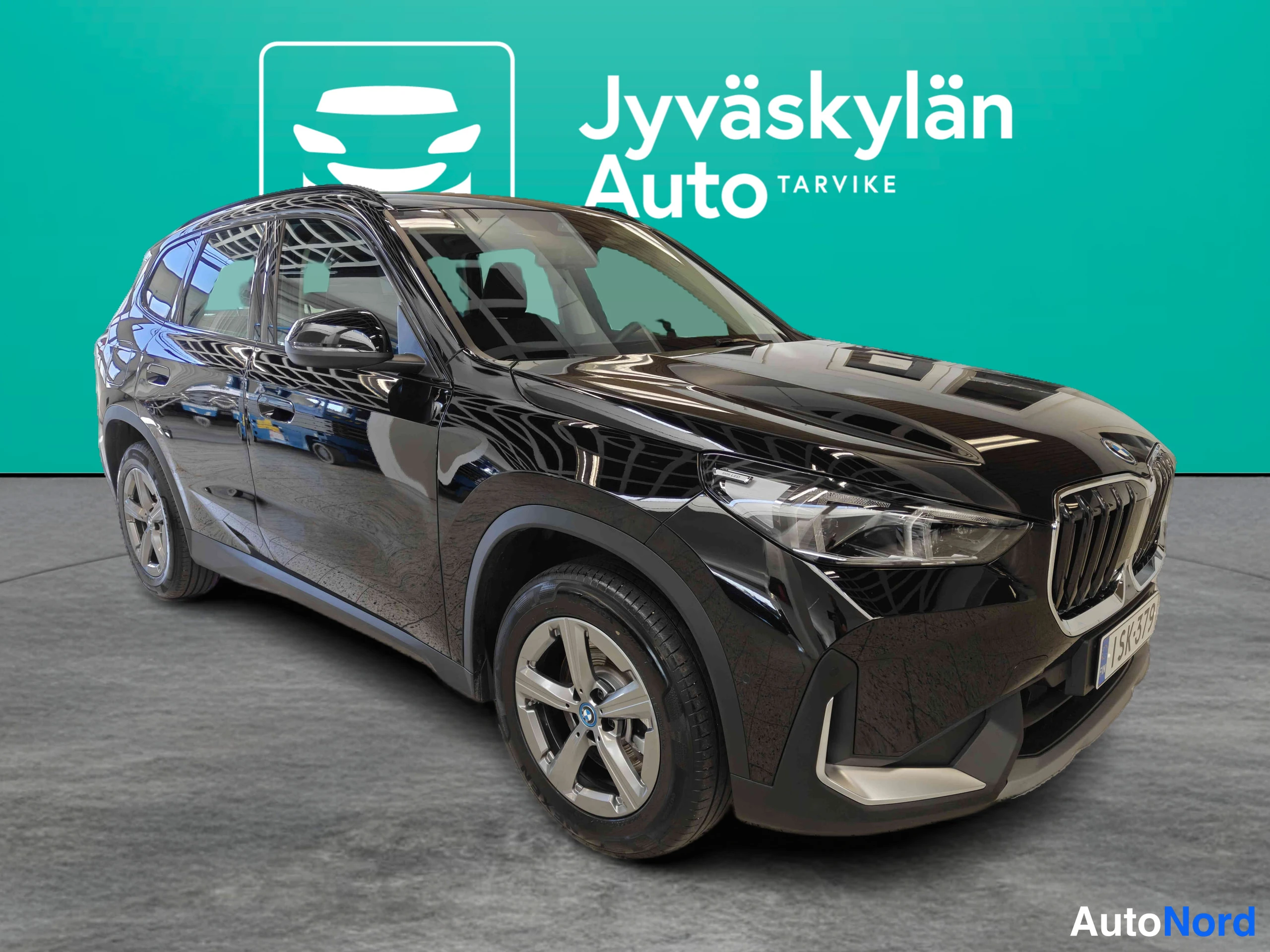 Musta BMW X1 2026, etuviisto, keula oikealle, kuva 4
