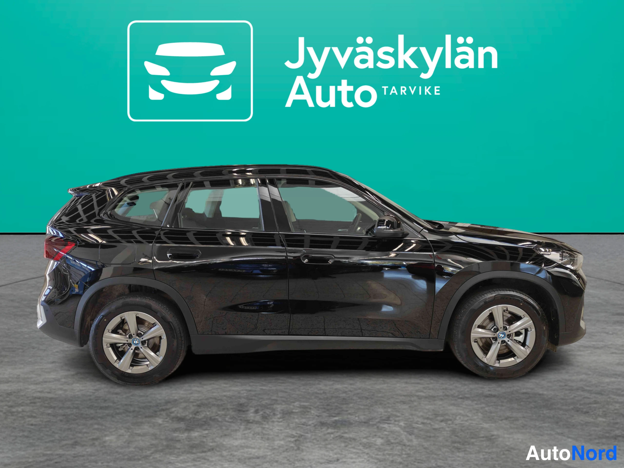 Musta BMW X1 2026, sivulta, kuva 8