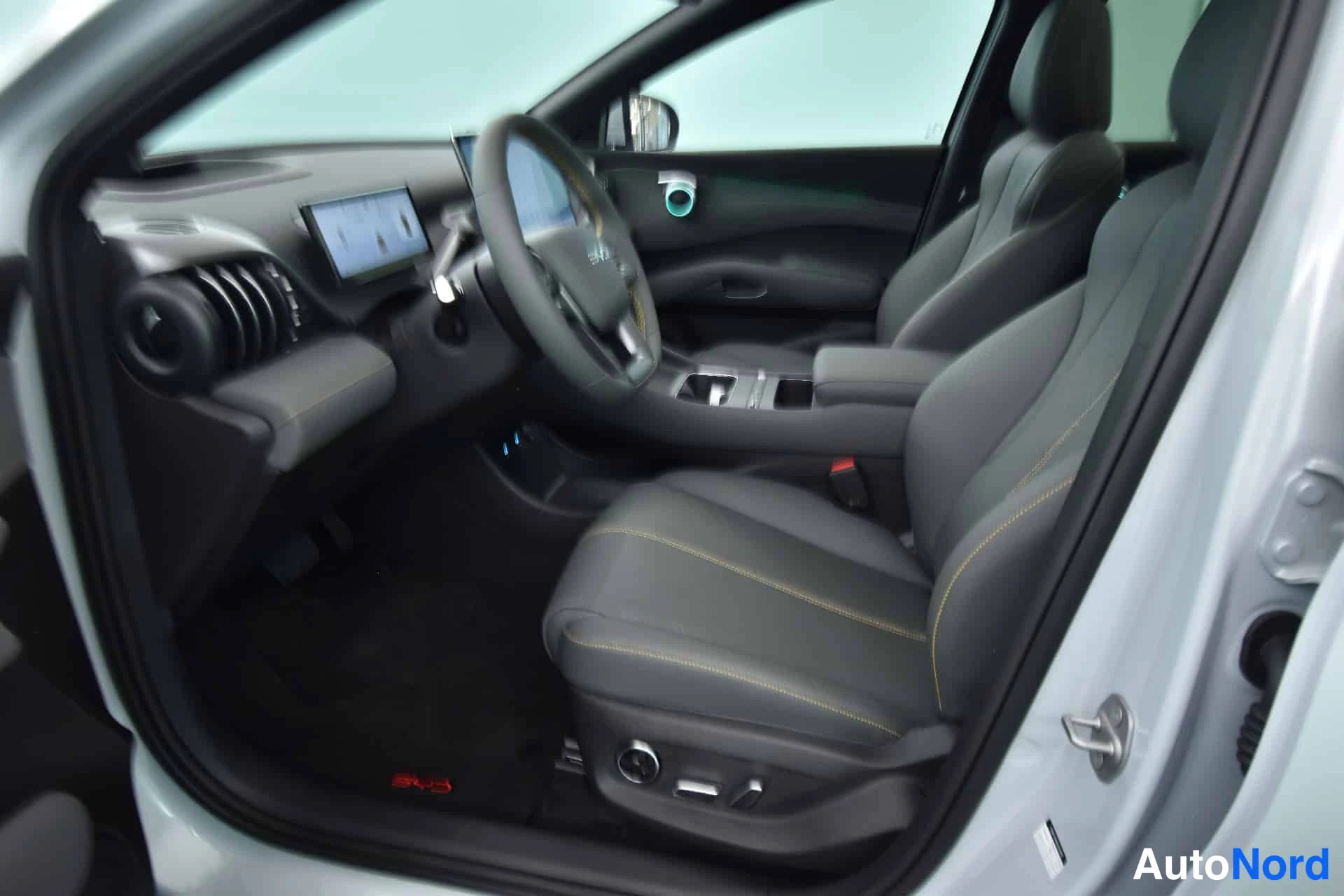Valkoinen BYD Atto 3 2026, etuistuimet, kuva 17