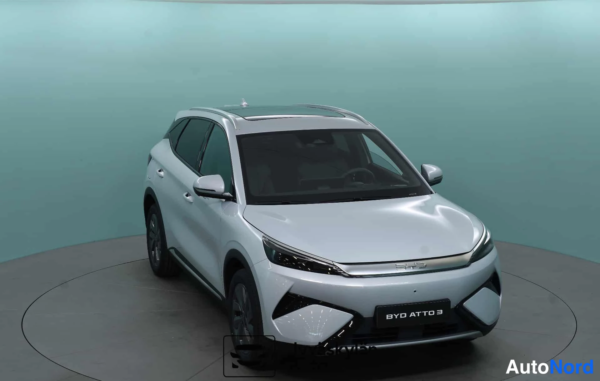 Valkoinen BYD Atto 3 2026, etuviisto, keula oikealle, kuva 3