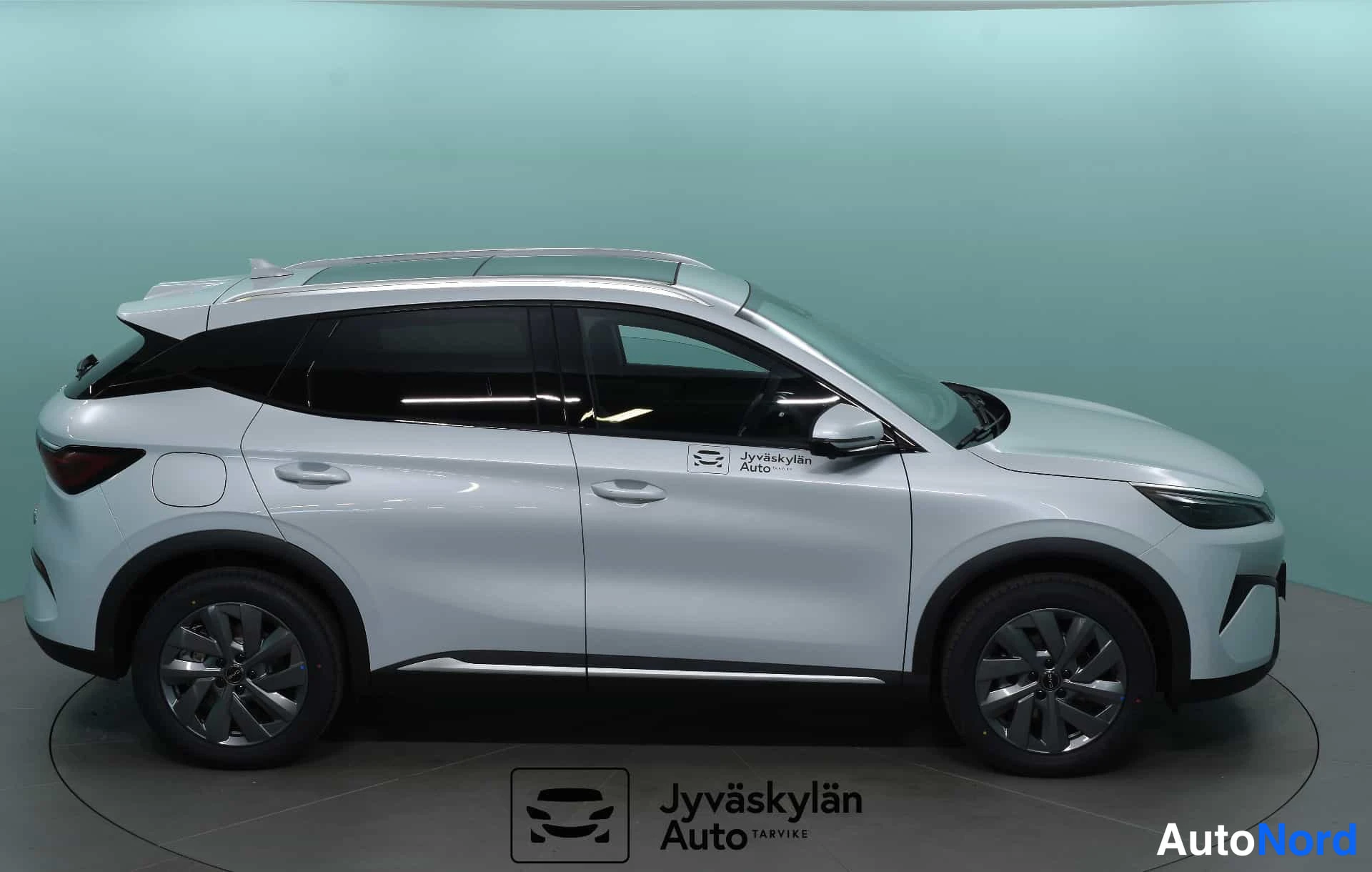 Valkoinen BYD Atto 3 2026, etuviisto, keula oikealle, kuva 4
