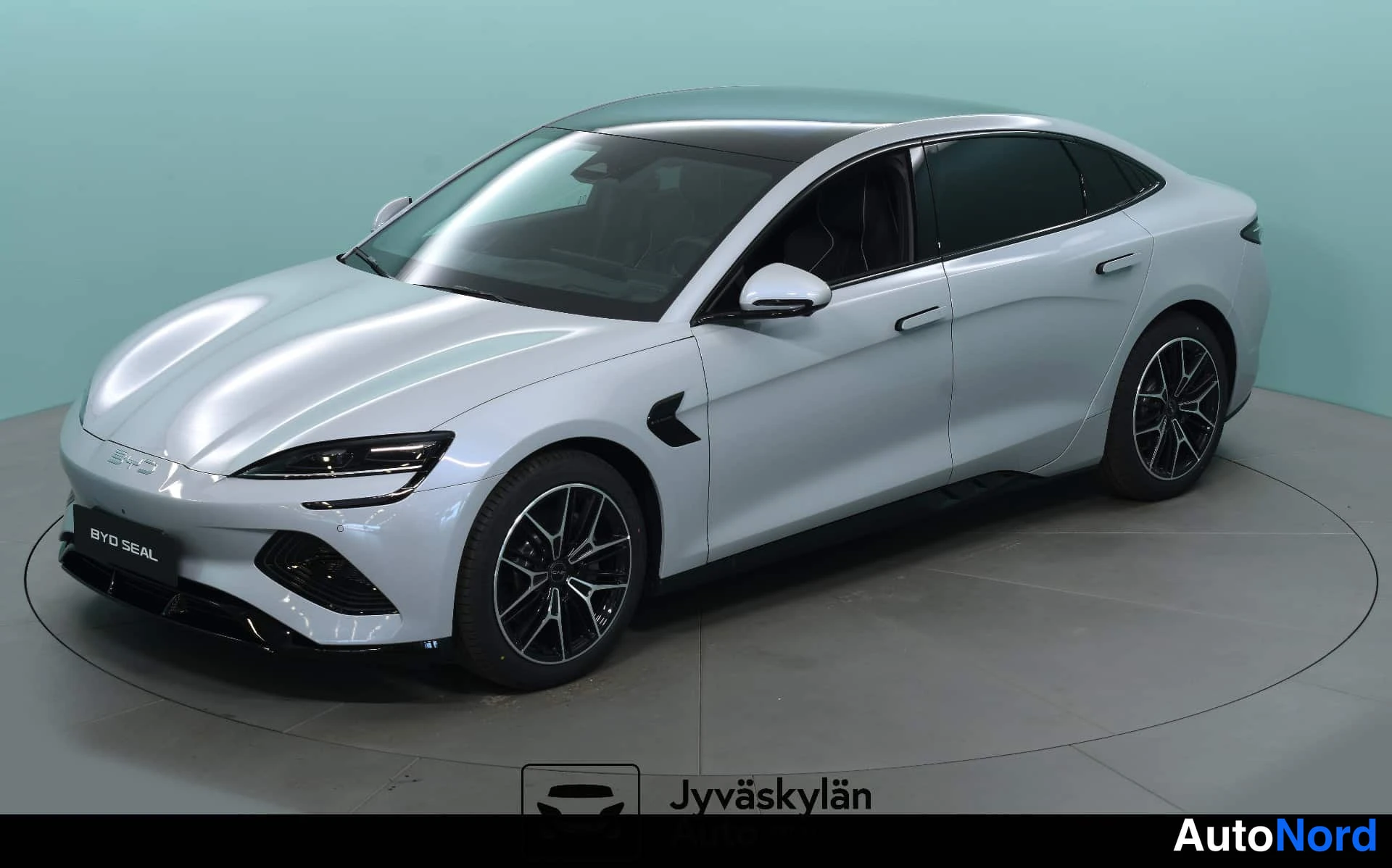 Harmaa BYD Seal 2026, etuviisto, keula vasemmalle, kuva 2