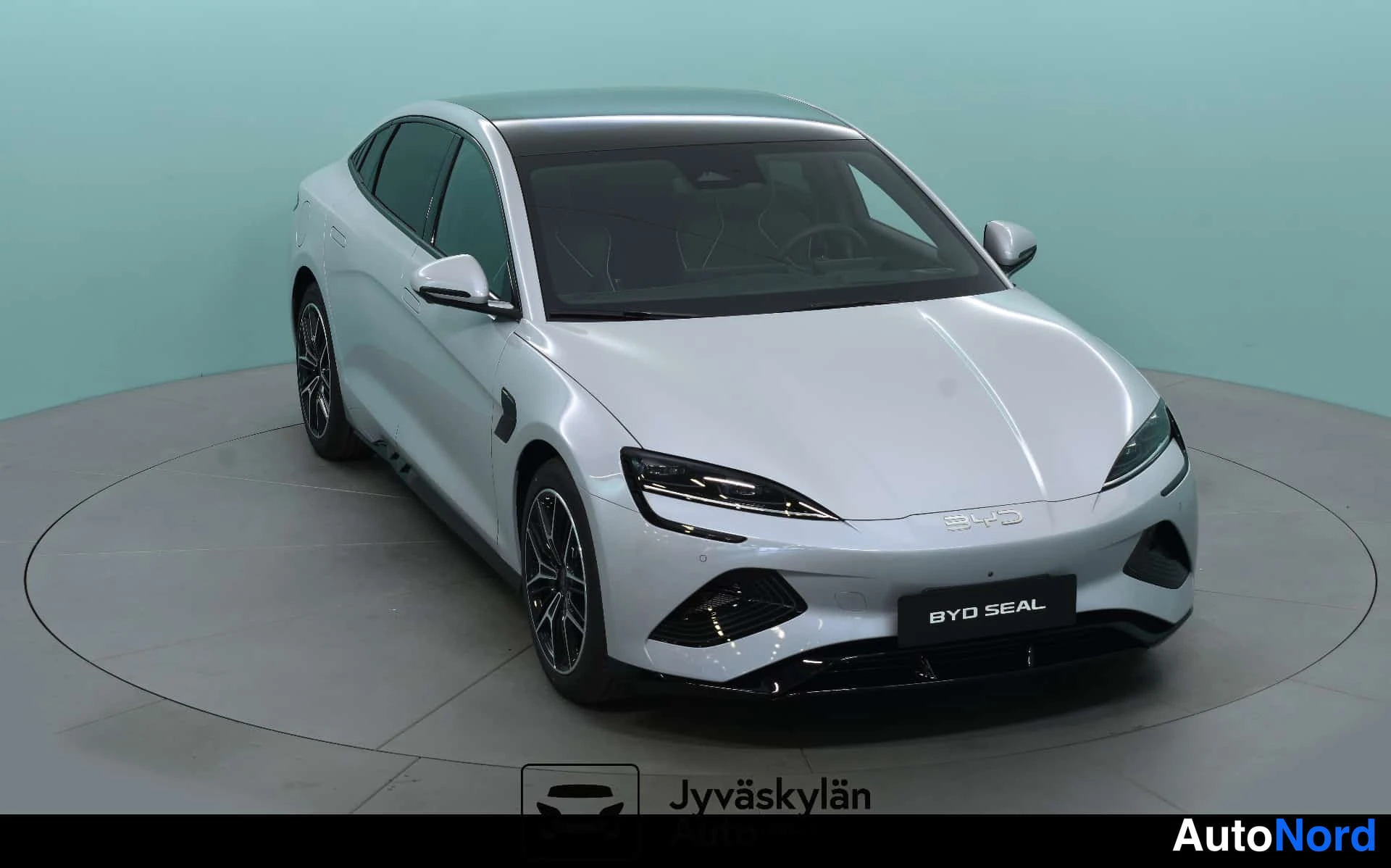 Harmaa BYD Seal 2026, etuviisto, keula oikealle, kuva 5