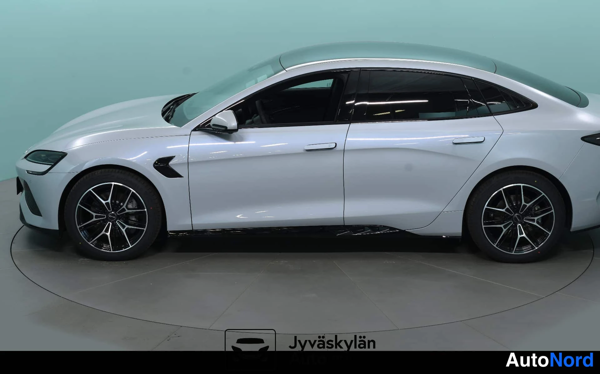 Harmaa BYD Seal 2026, etuviisto, keula vasemmalle, kuva 2
