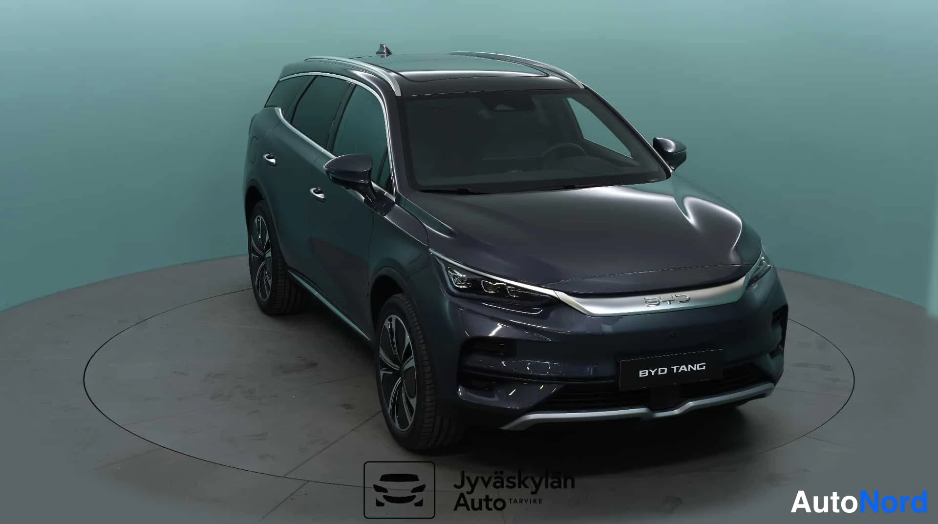 Harmaa BYD Tang 2026, etuviisto, keula oikealle, kuva 3