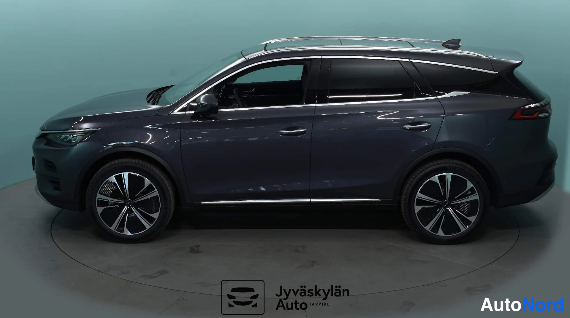 Harmaa BYD Tang 2026, etuviisto, keula vasemmalle, kuva 2