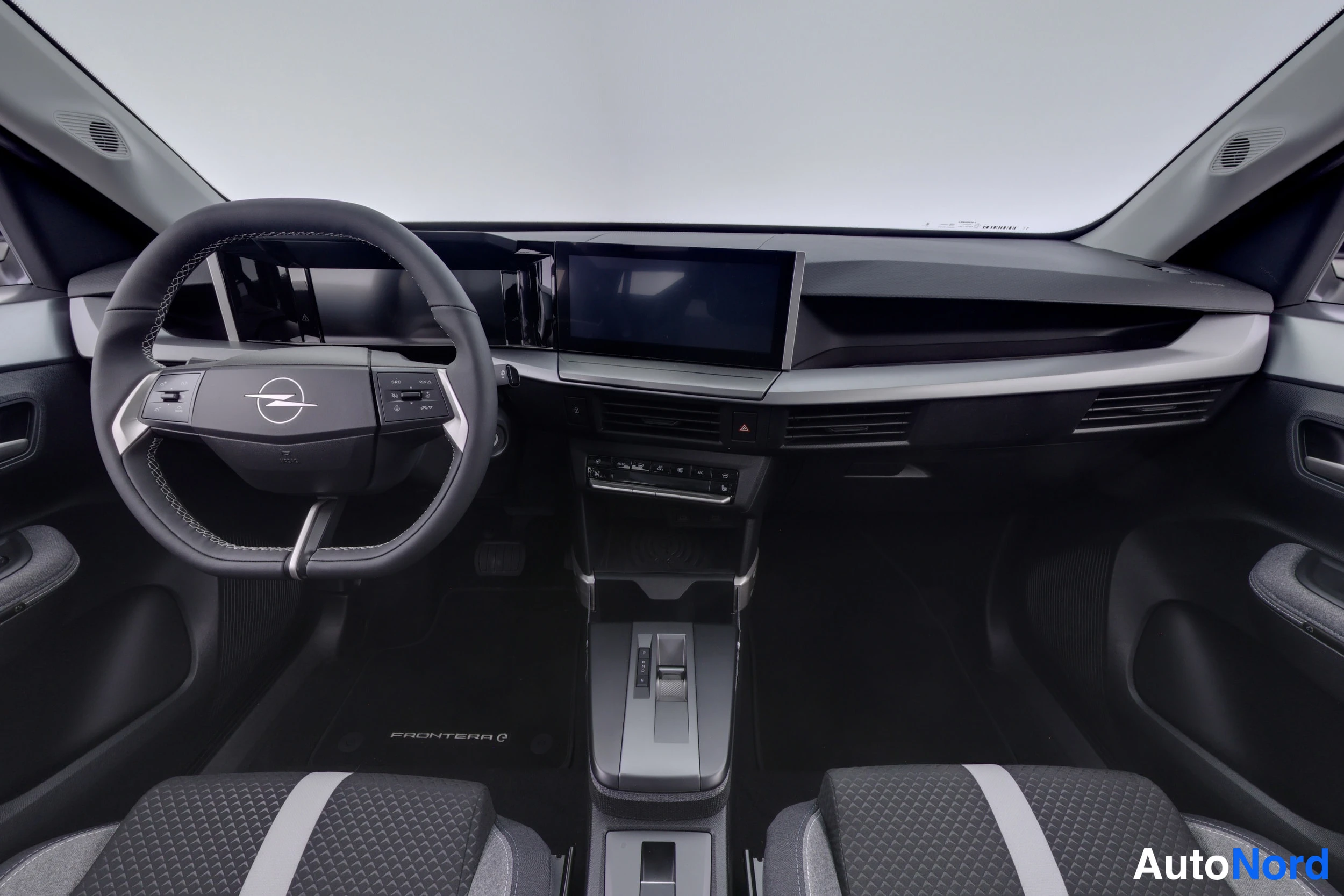 Harmaa Opel Frontera 2025, ohjaamo, kuva 17