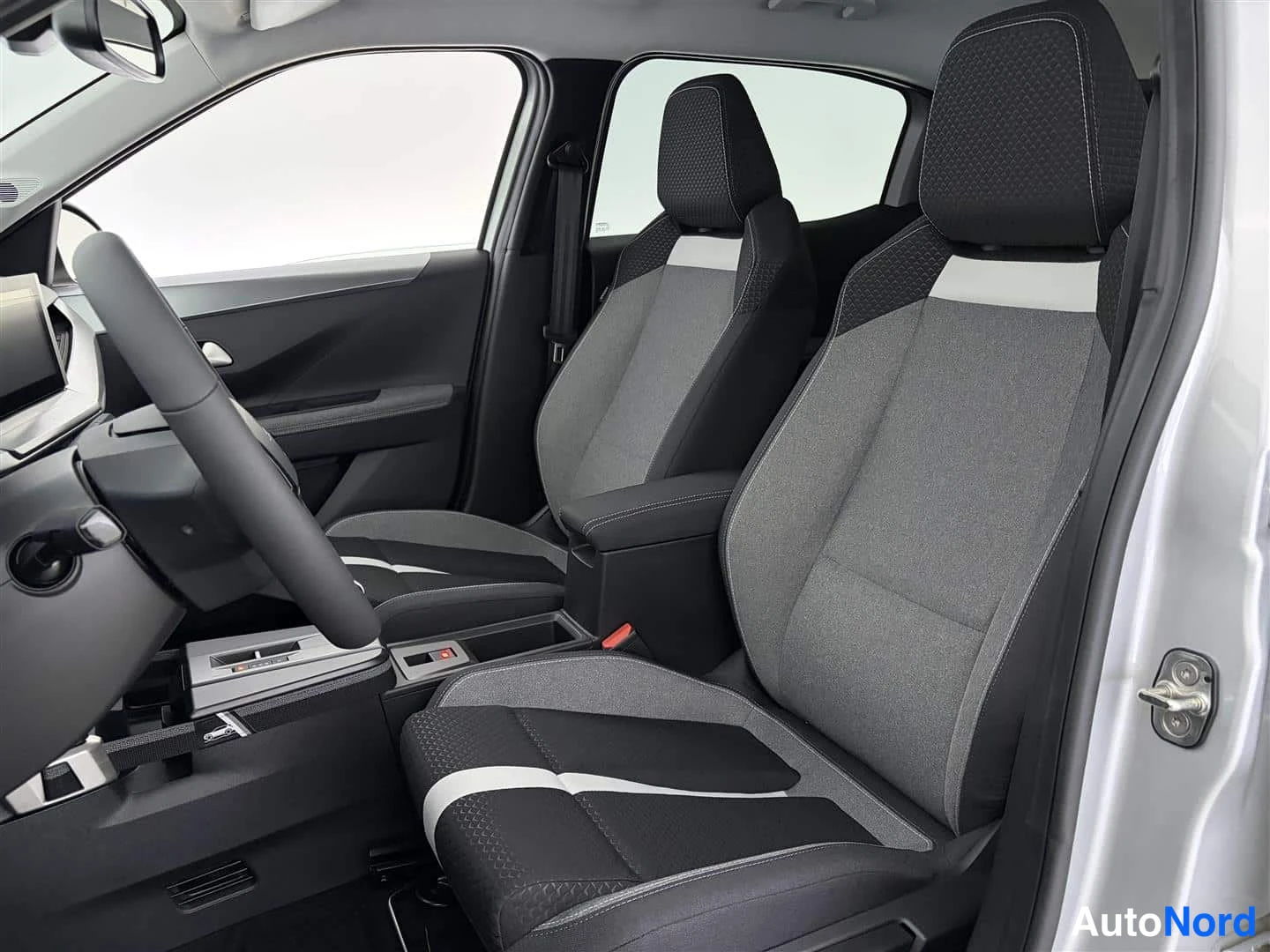 Harmaa Opel Frontera 2025, etuistuimet, kuva 19