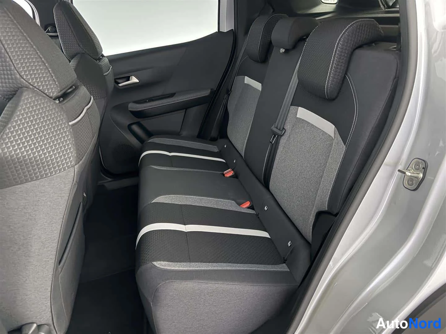 Harmaa Opel Frontera 2025, takaistuimet, kuva 21