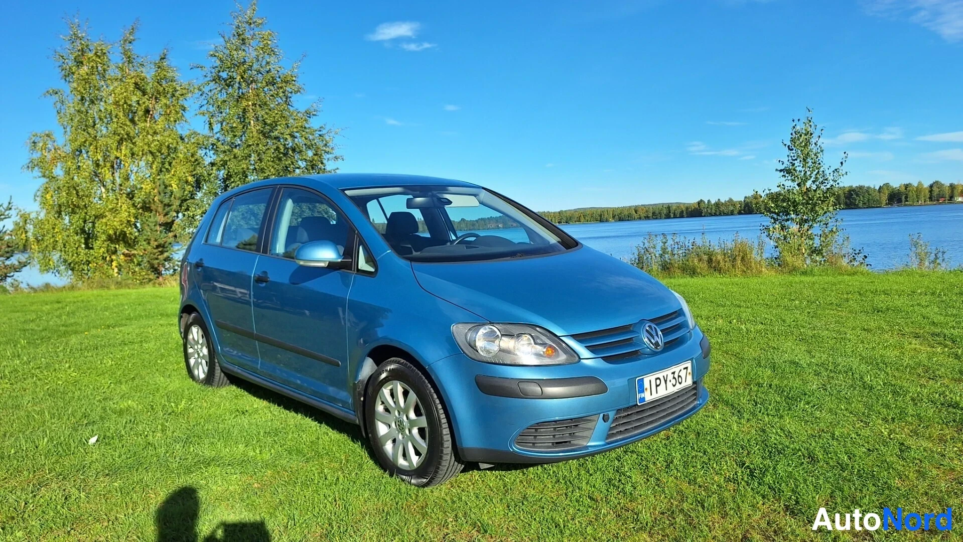 Blå Volkswagen Golf Plus 2007, snett framifrån, fronten åt höger, bild 2