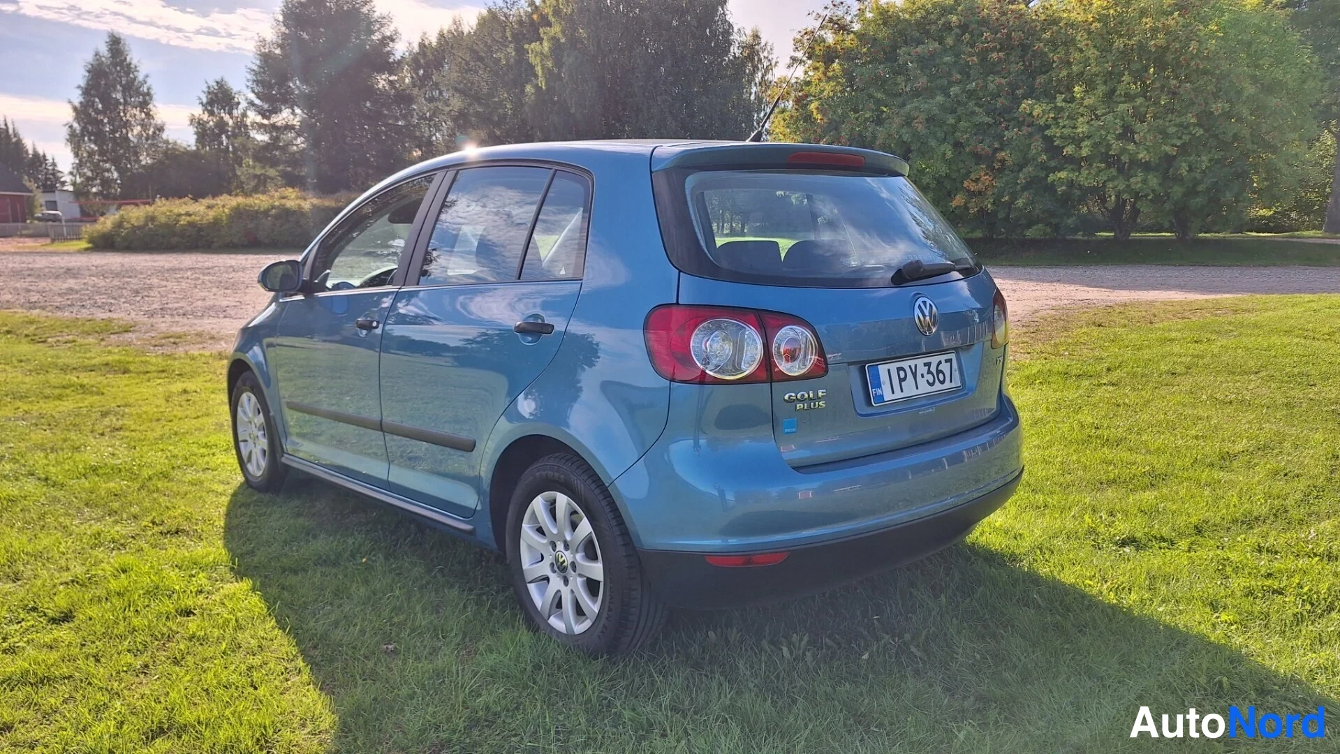 Blå Volkswagen Golf Plus 2007, snett bakifrån, bild 3