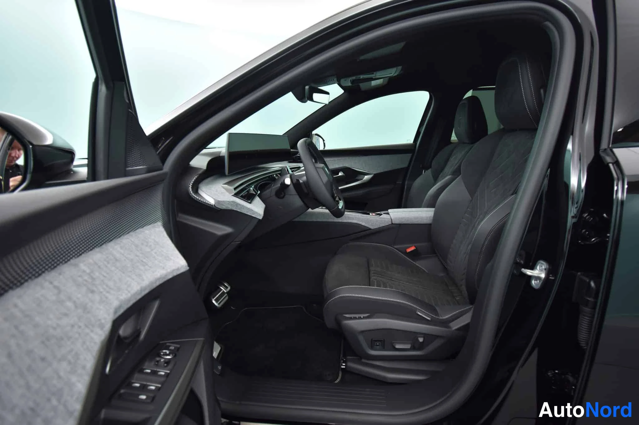 Musta Peugeot E-5008 2026, ohjaamo, kuva 23