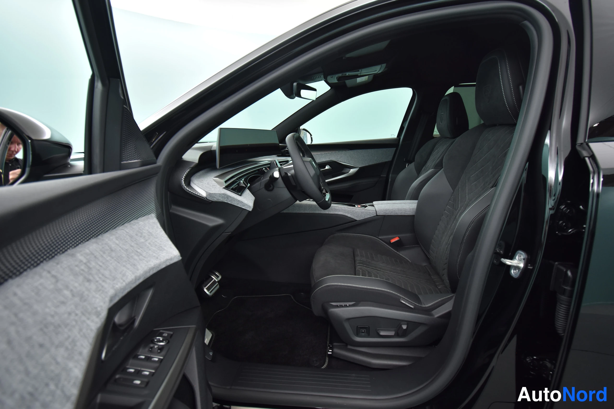 Musta Peugeot E-5008 2026, ohjaamo, kuva 24