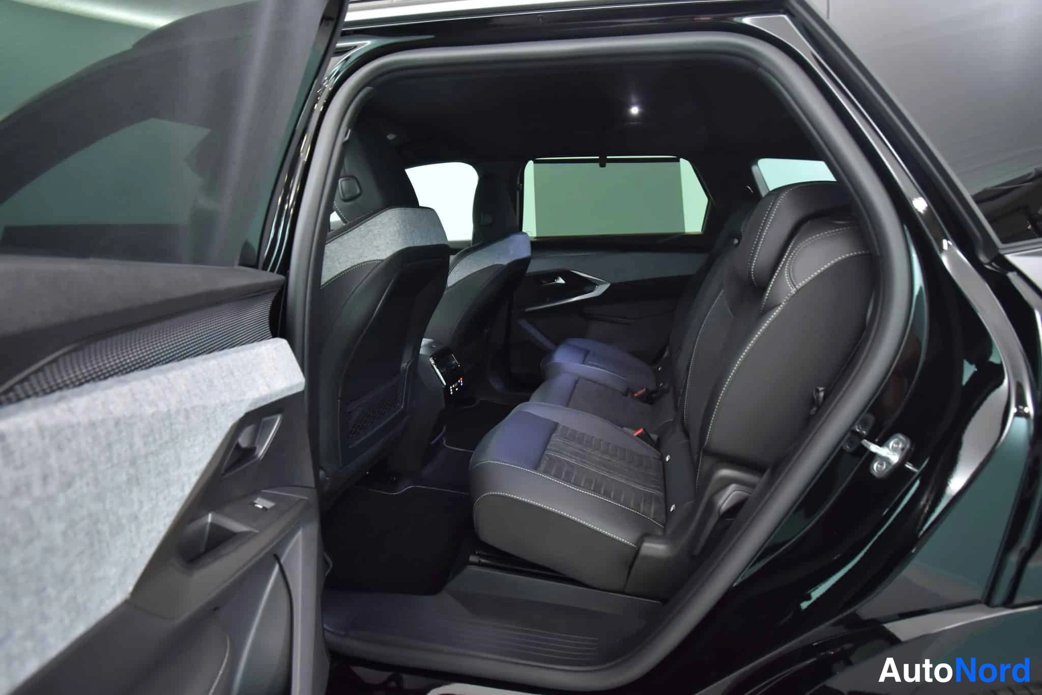 Musta Peugeot E-5008 2026, takaistuimet, kuva 31